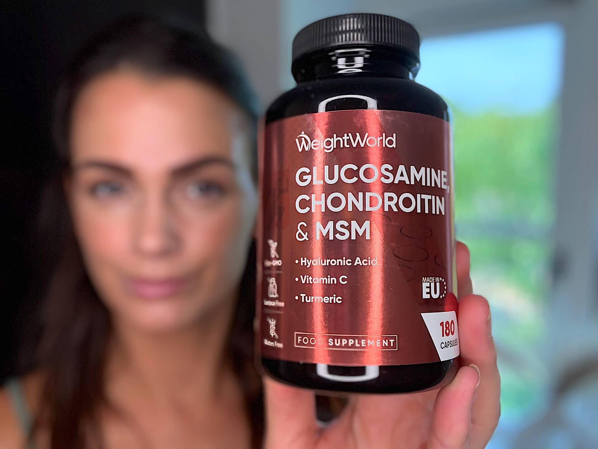 Kvinde der står med WeightWorld Glucosamin, Chondroitin & MSM