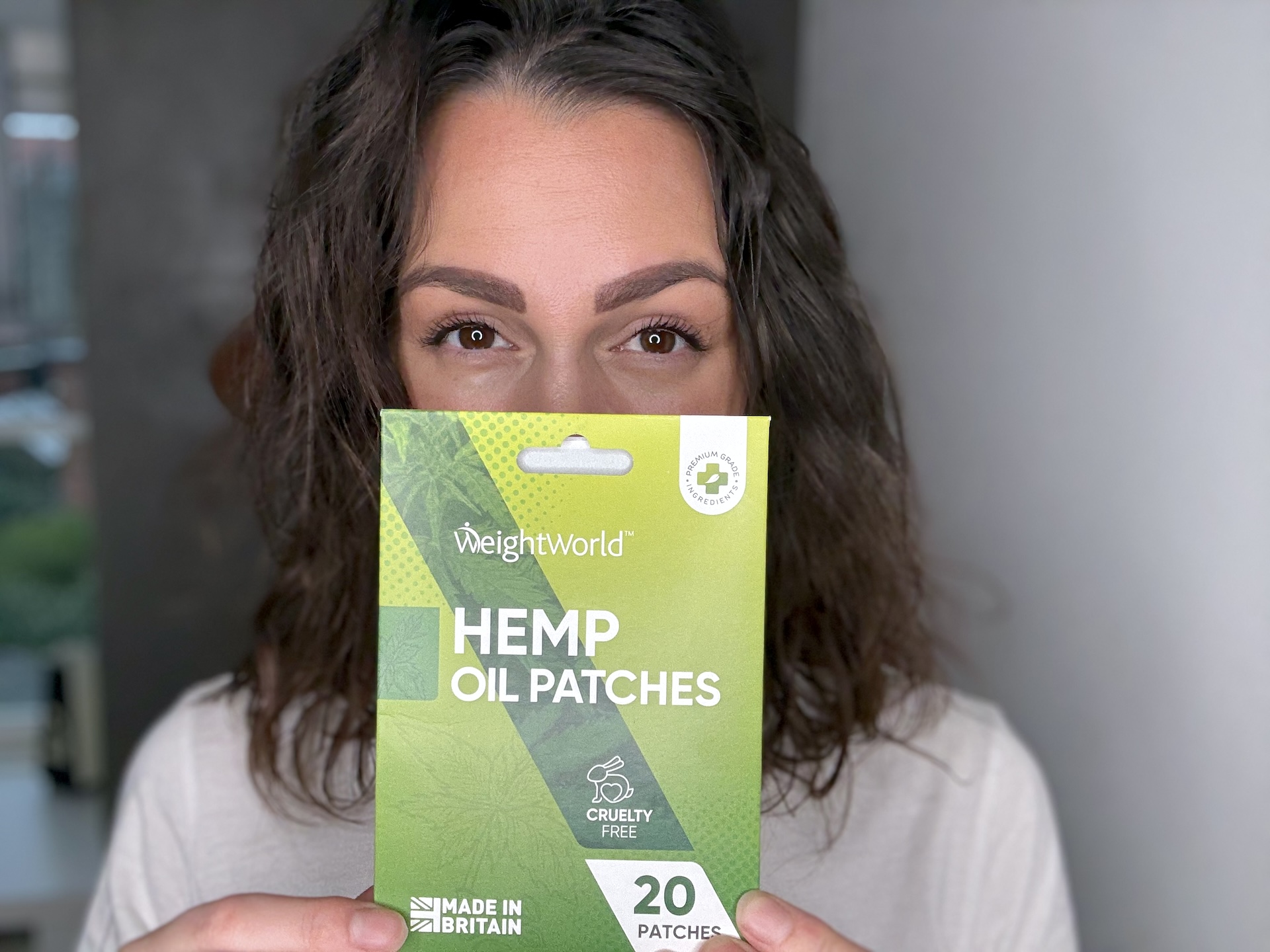 Kvinde der står med WeightWorld Hemp Oil Patches