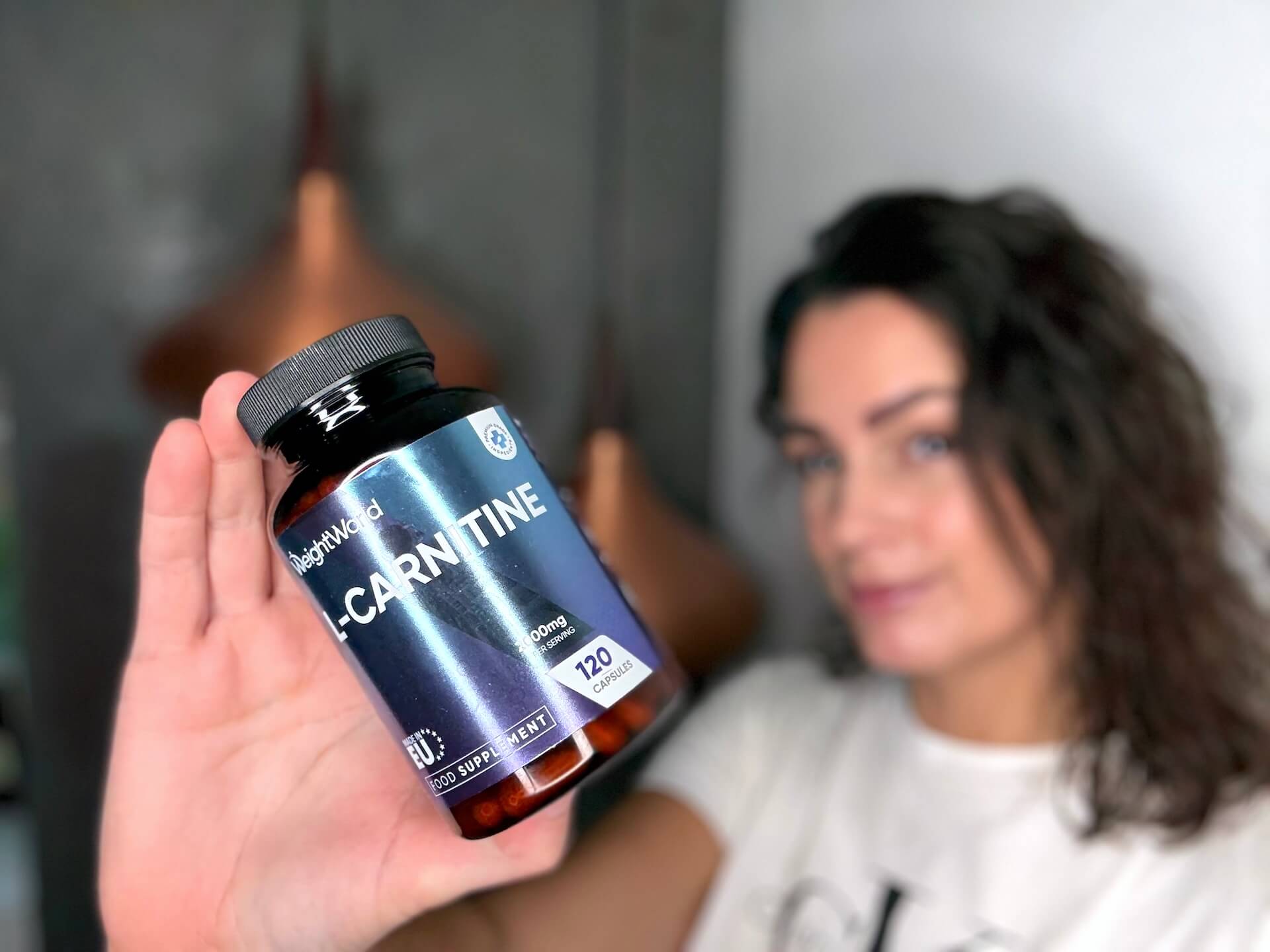 Kvinde der står med WeightWorld L-Carnitine