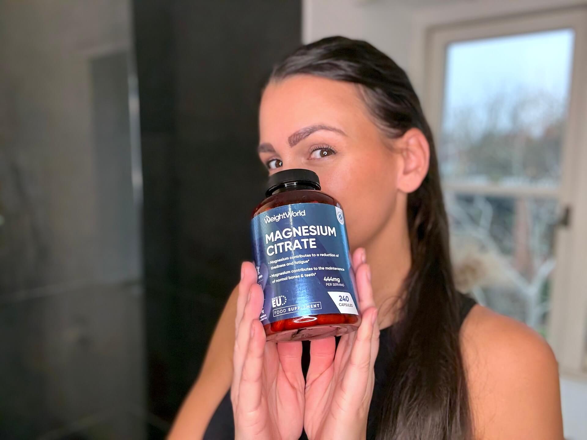 Kvinde der står med WeightWorld Magnesium Citrate