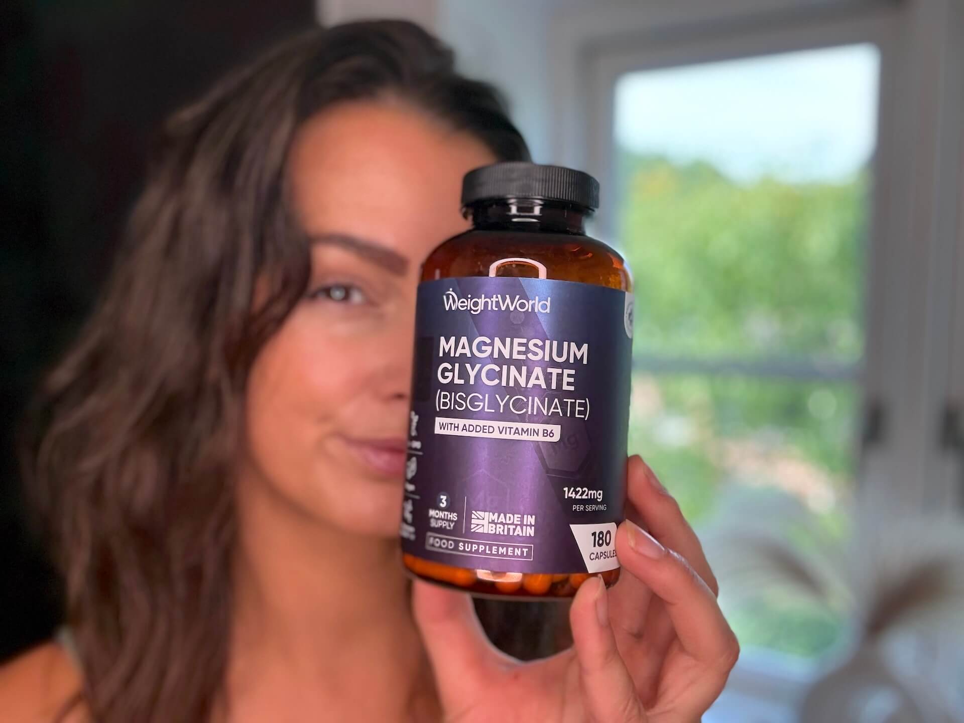 Kvinde der står med WeightWorld Magnesium Glycinate