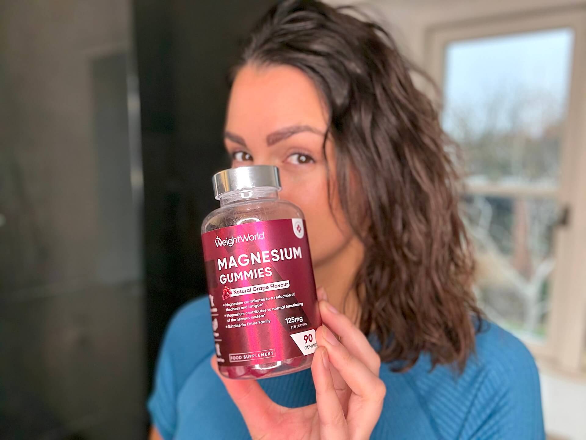 Kvinde der står med WeightWorld Magnesium Gummies