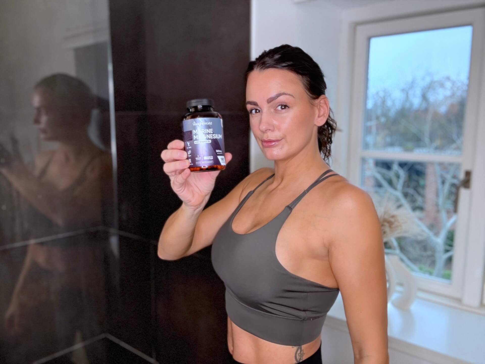 Kvinde der står med WeightWorld Marine Magnesium + B6