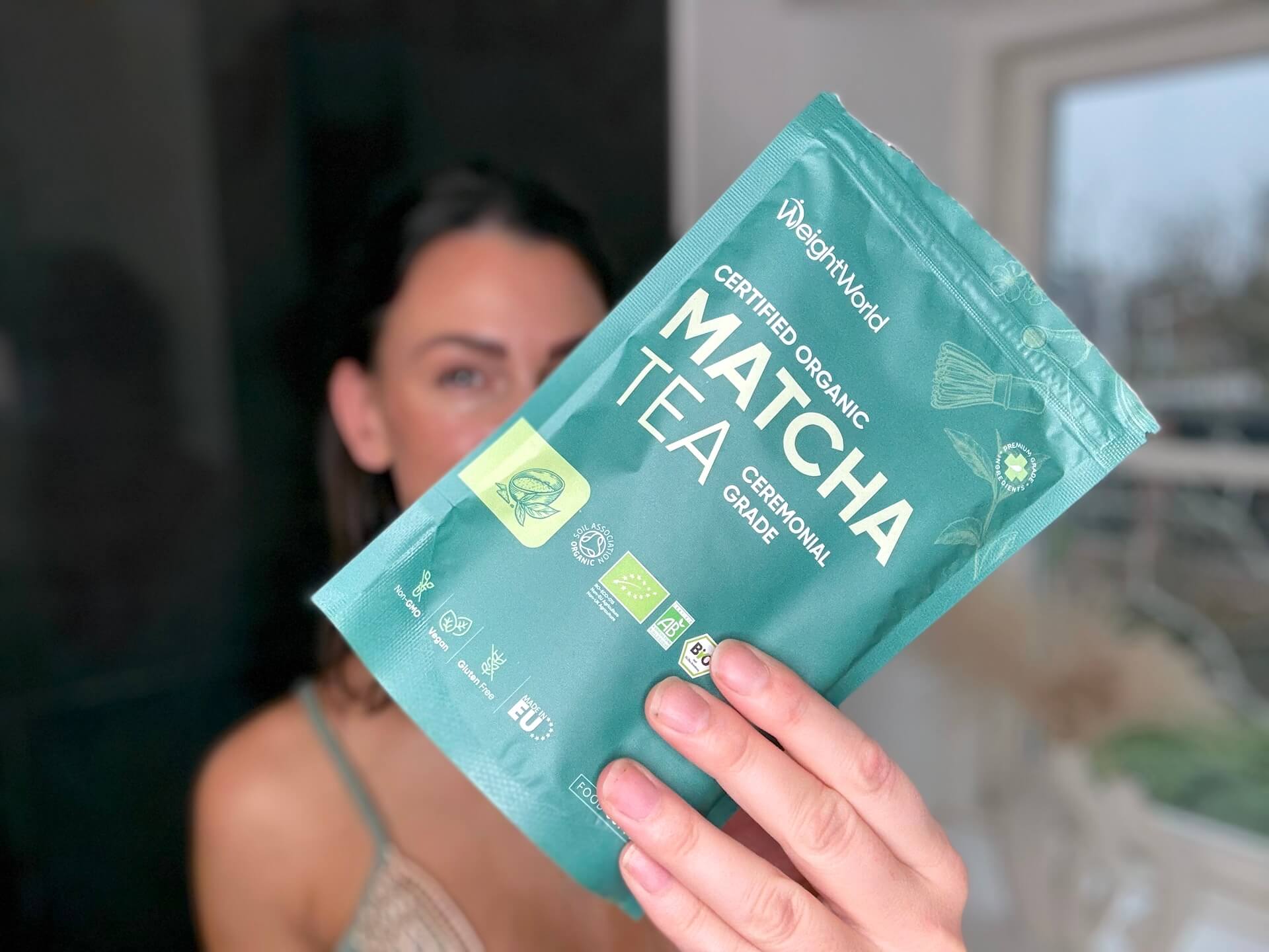 Kvinde der står med WeightWorld Matcha Tea