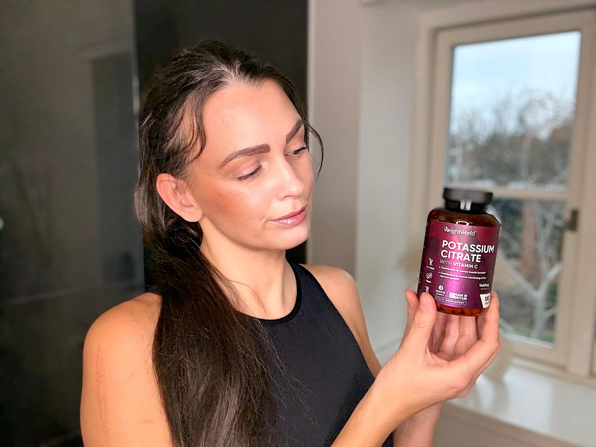 Kvinde der står med WeightWorld Potassium Citrate