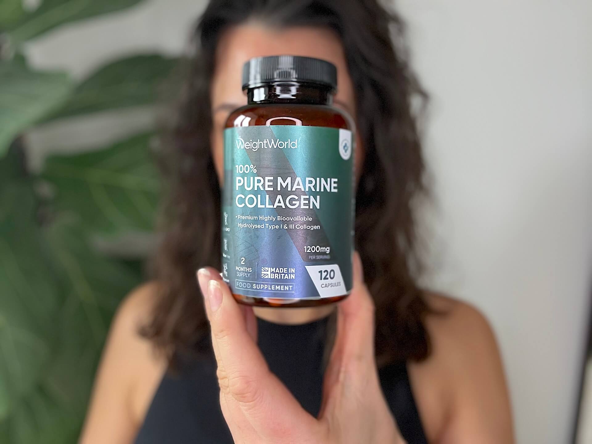 Kvinde der står med WeightWorld Pure Marine Collagen