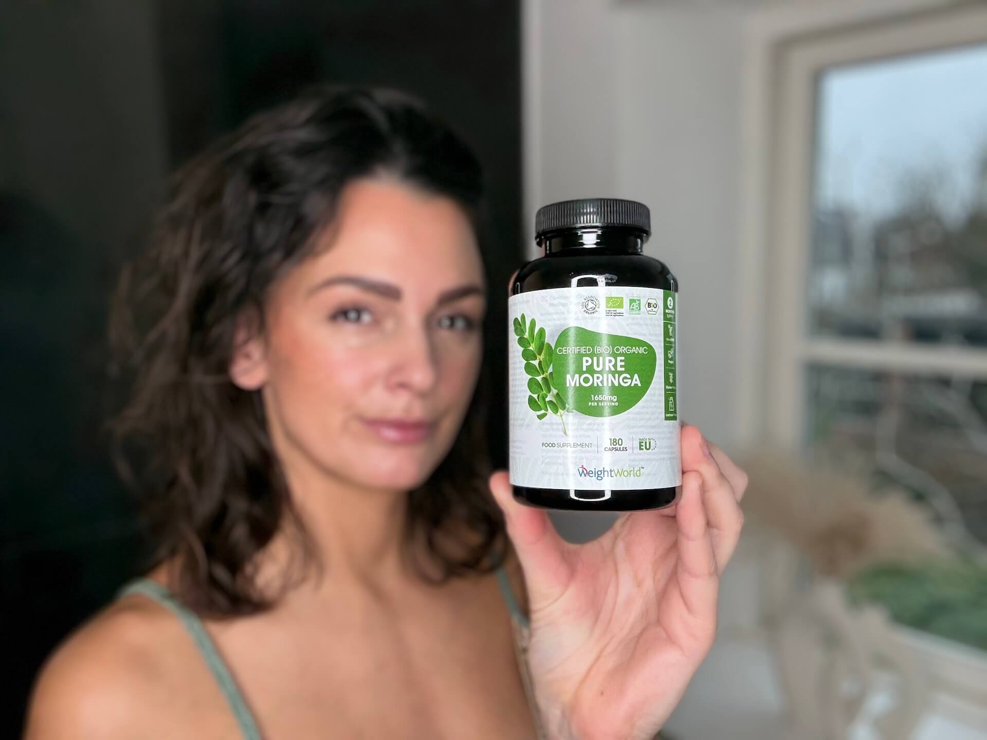 Kvinde der står med WeightWorld Pure Moringa