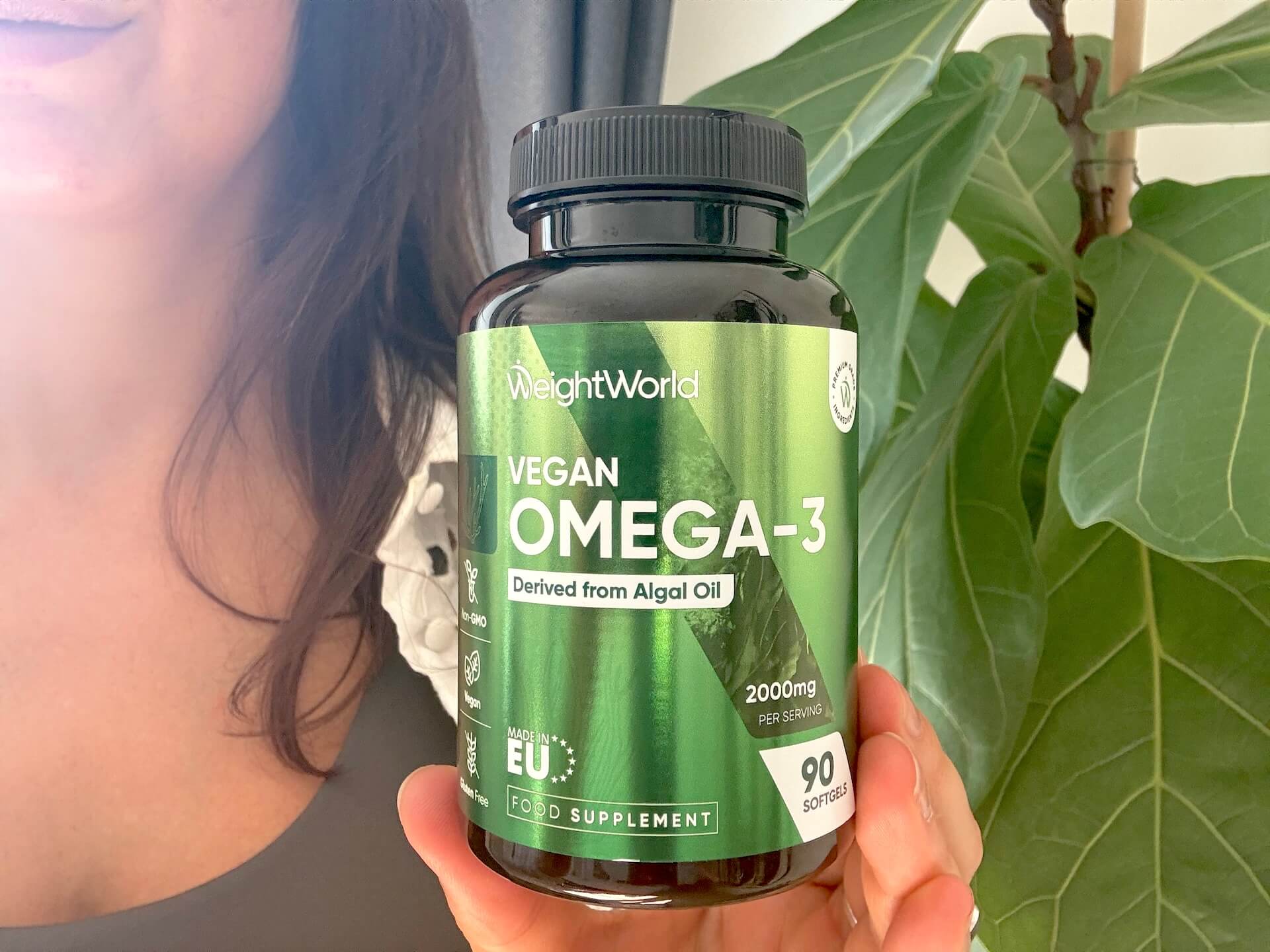 Kvinde der står med WeightWorld Vegan Omega-3