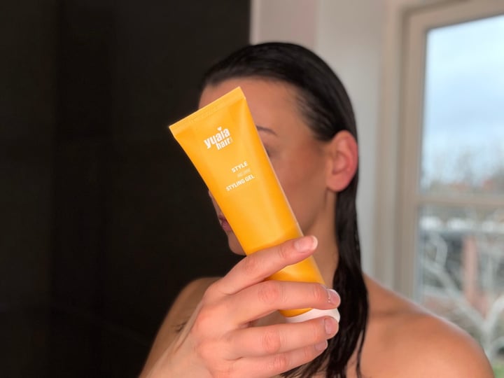 Kvinde der står med Yuaia Haircare Style and Shine Styling Gel