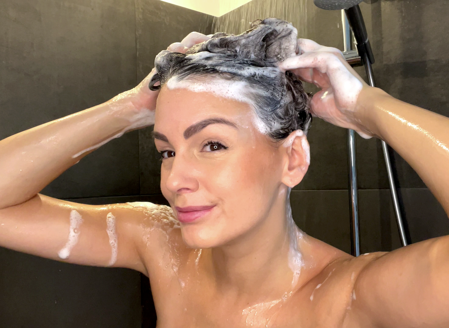 Kvinde der vasker hår med ingredien Nature Deep Hydrate shampoo