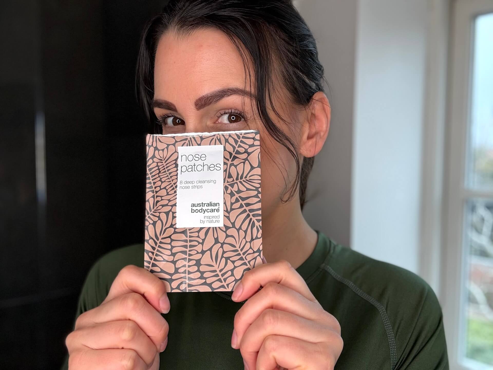 Kvinde der viser Australian Bodycare Nose Patches