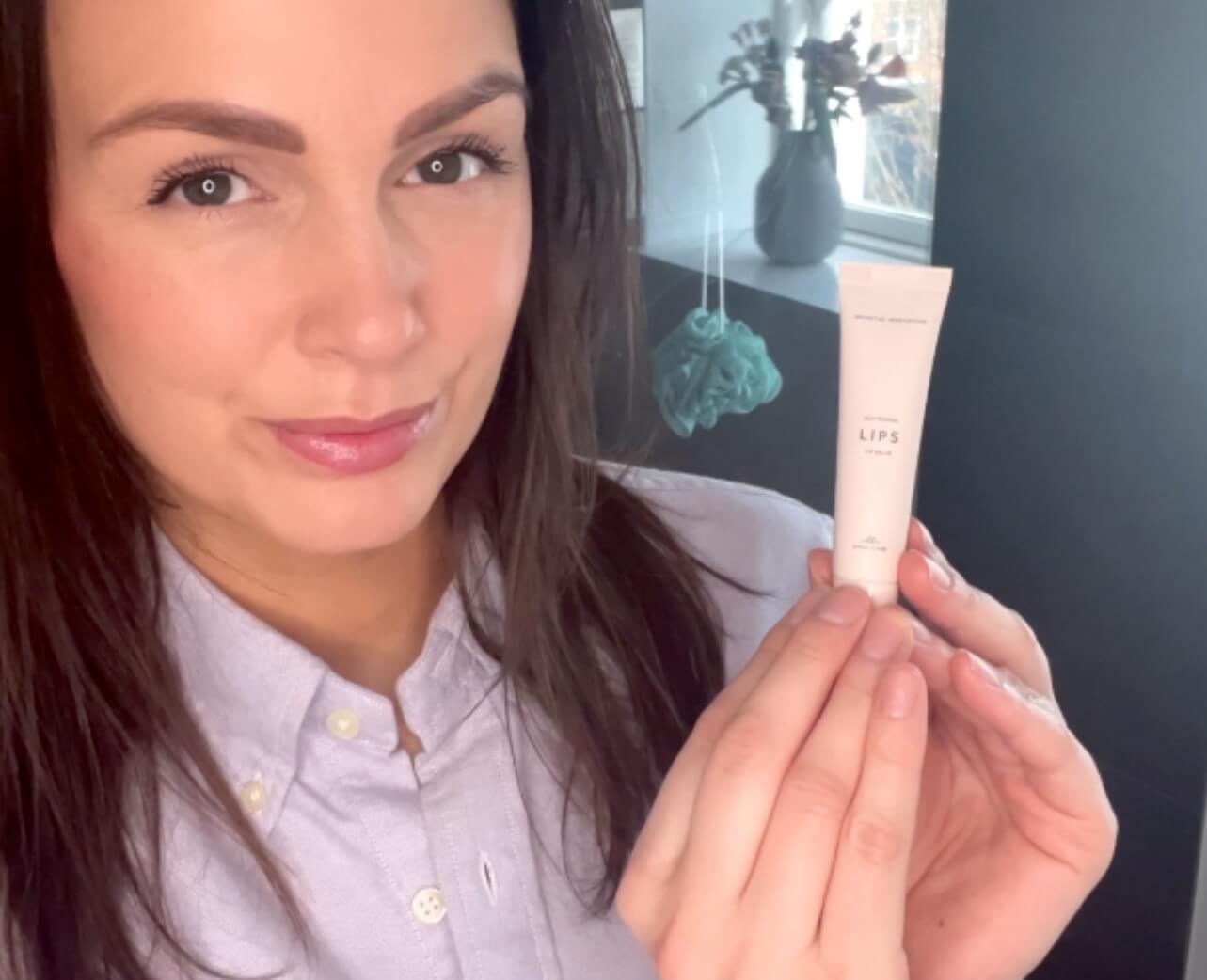 Kvinde der viser LIPS fra Cana Care