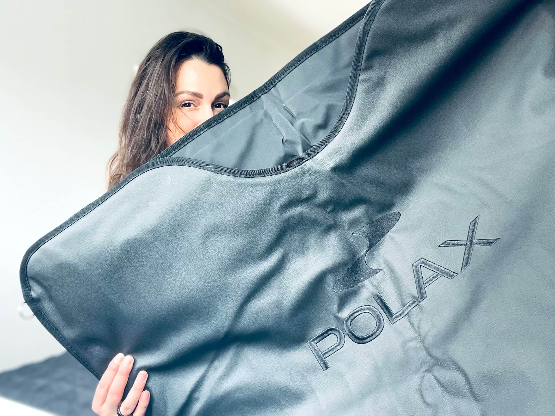 Kvinde der viser Premium Infrarødt Saunatæppe fra Polax