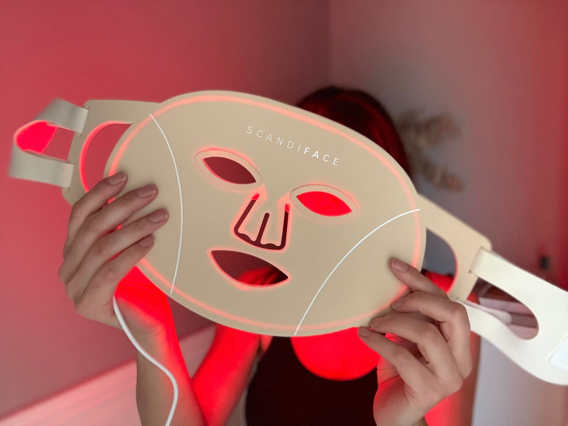 Kvinde der viser Scandiface Skinboosting LED mask