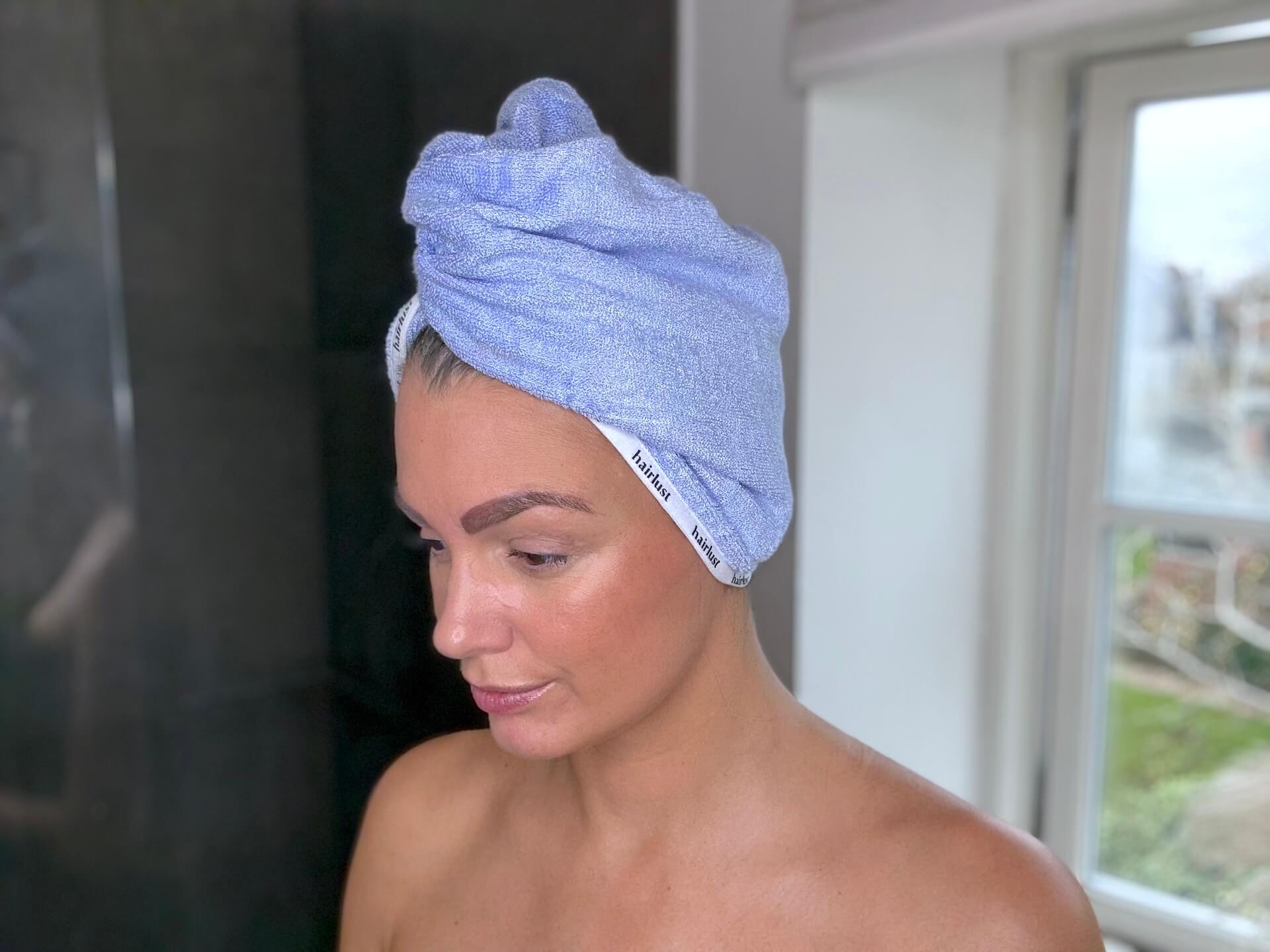 Kvinde forfra med Hairlust Bamboo Hair Towel Wrap hårhåndklæde