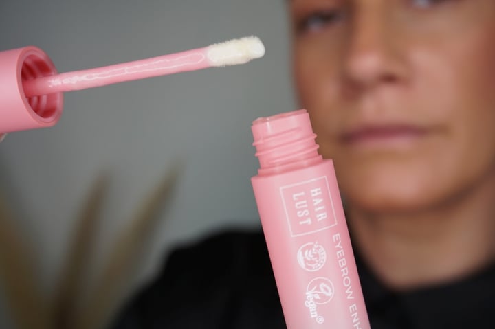 Kvinde gør klar til brug af Hairlust øjenbrynsserum