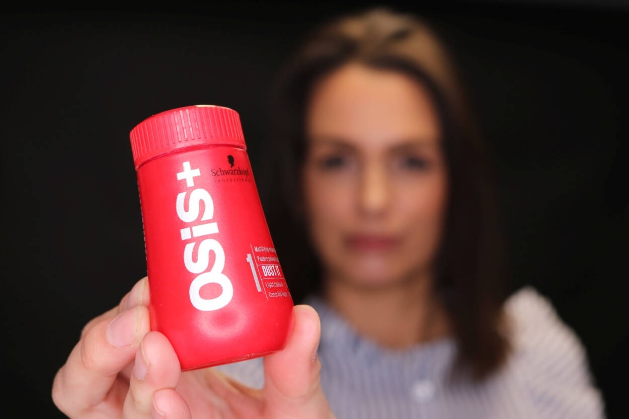 Kvinde holder Osis Dust It hårpudder