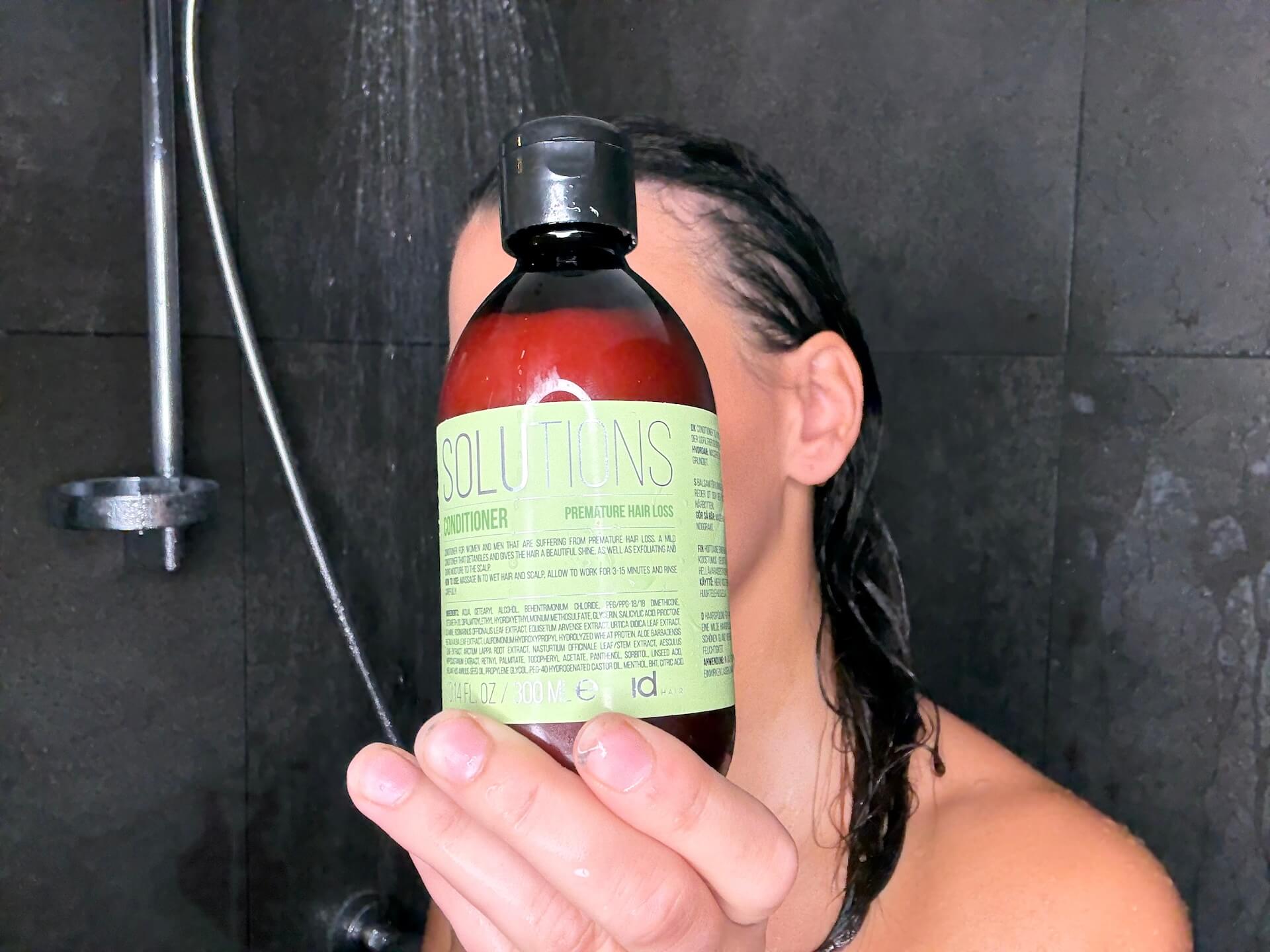 Kvinde i bad med IdHAIR Solutions No.7-1 Shampoo