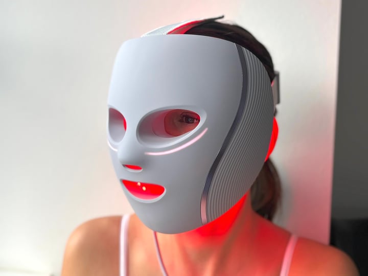 Kvinde i behandling med Shark CryoGlow LED Face Mas