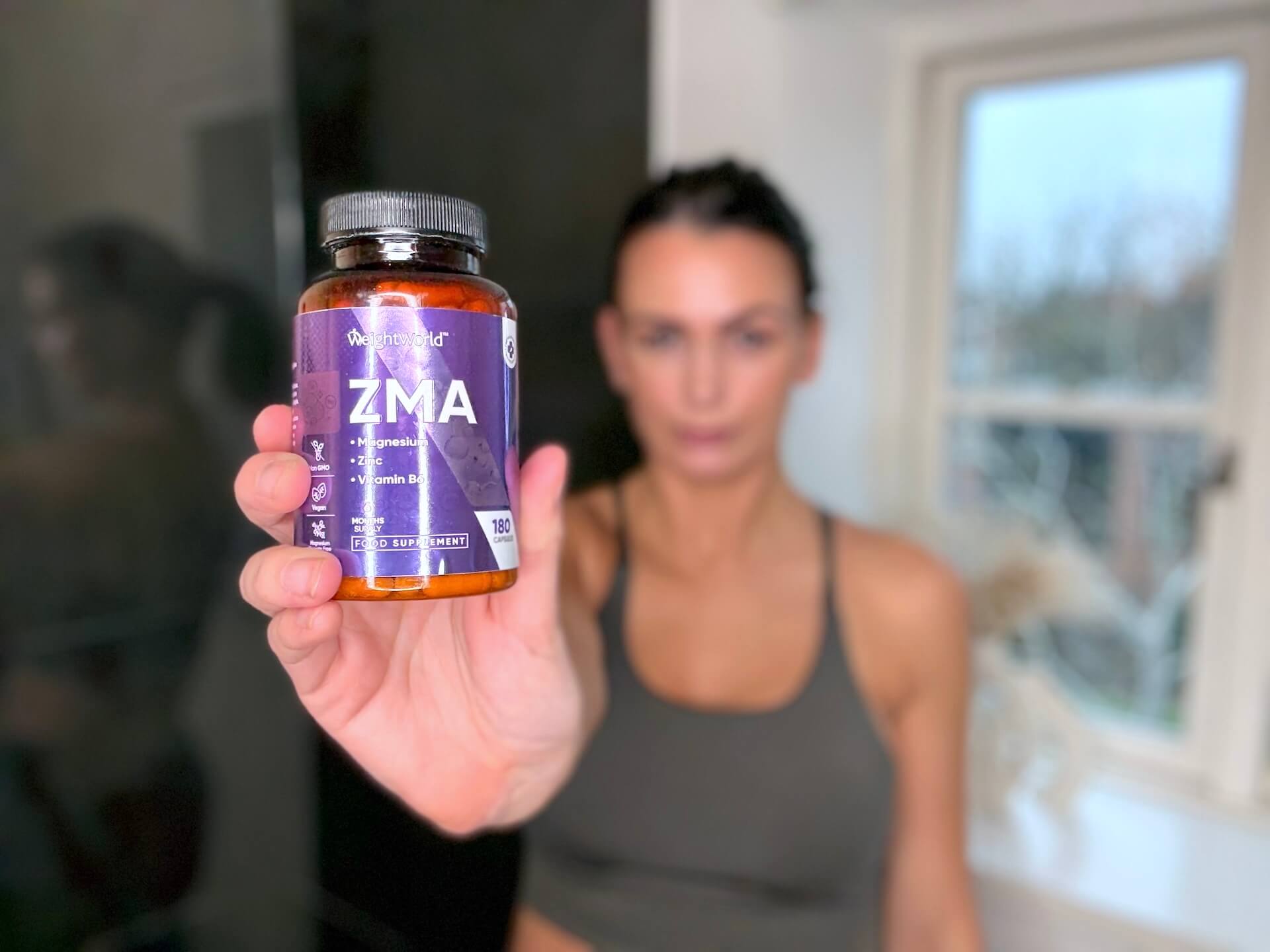 Kvinde i træningstøj med WeightWorld ZMA