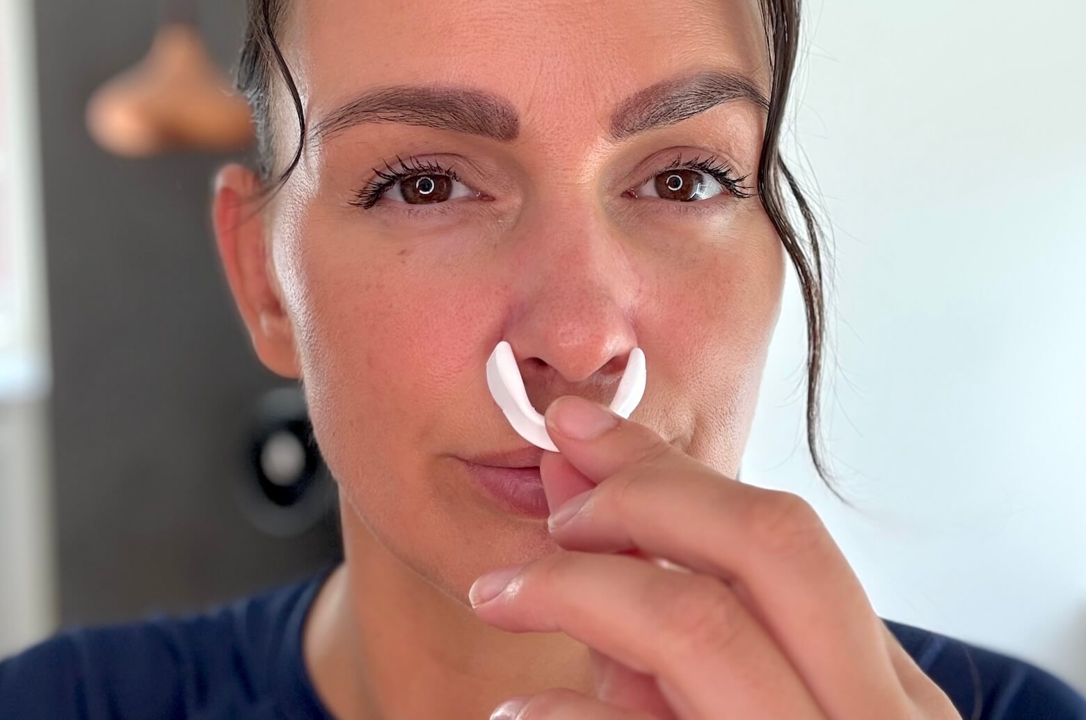 Kvinde måler næse med NordicBreathing AirMaster