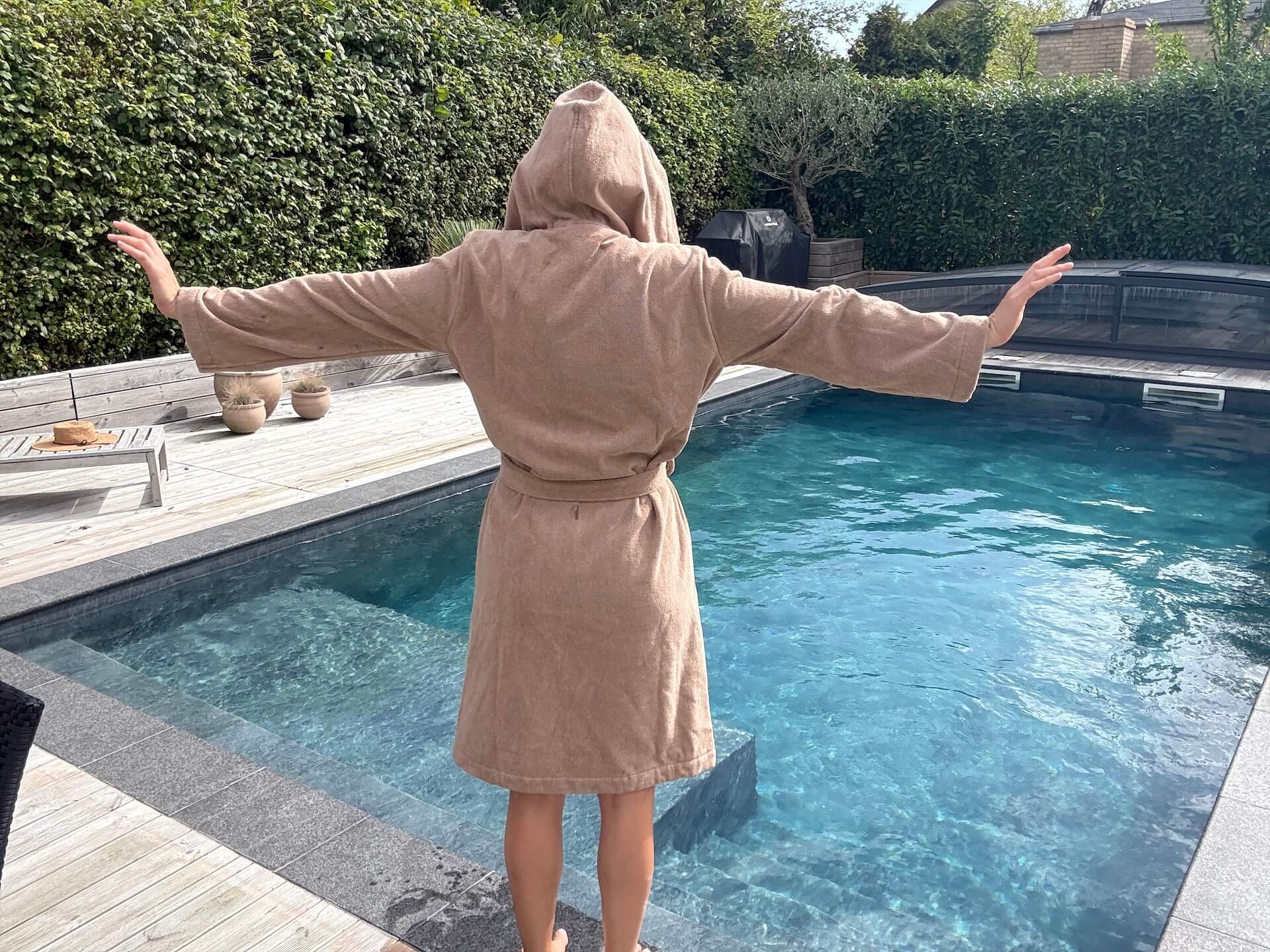 Kvinde med armene ud til siden med Cana Care Bathrobe (adult)