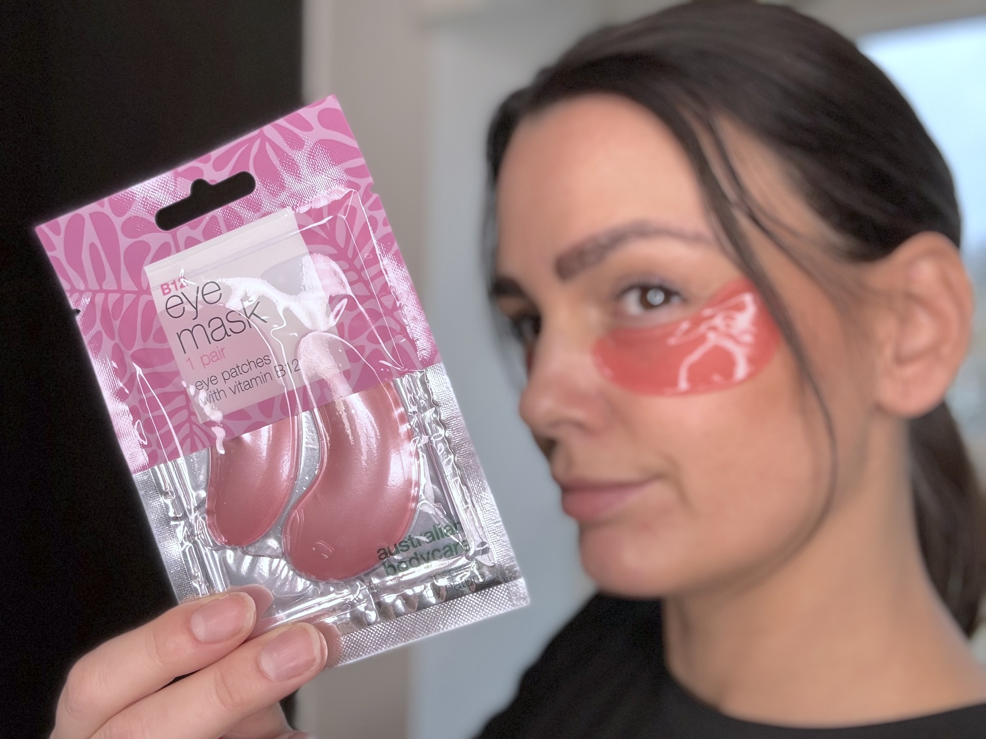 Kvinde med Australian Bodycare B12 Eye Mask under øjnene