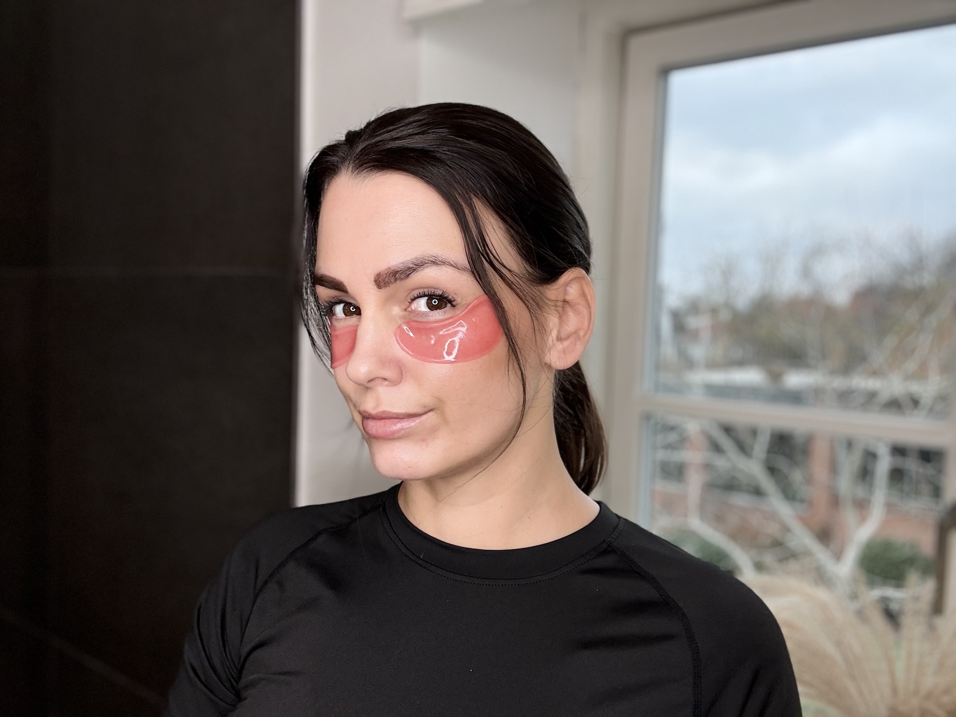 Kvinde med Australian Bodycare B12 Eye Mask