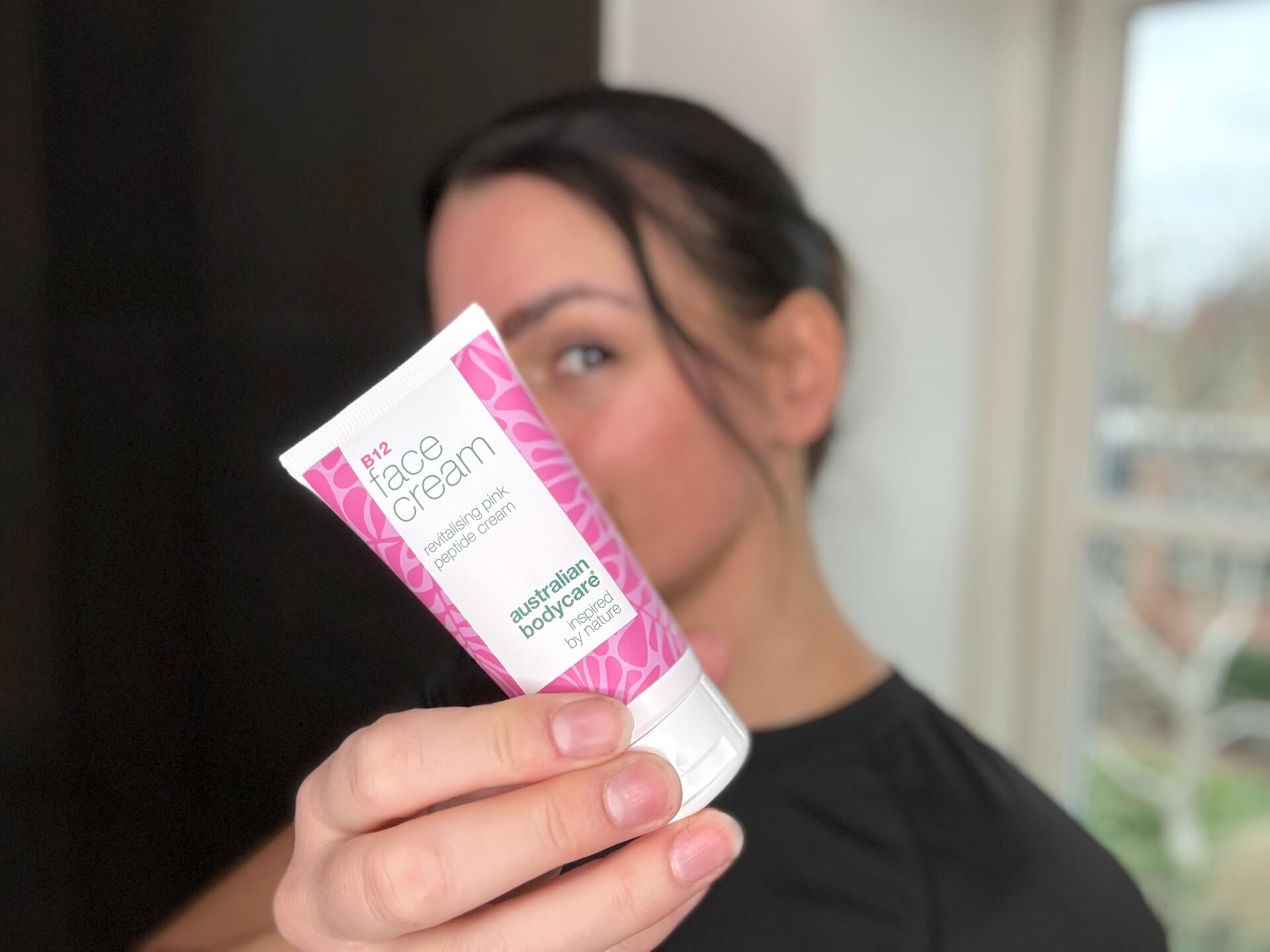 Kvinde med Australian Bodycare B12 Face Cream