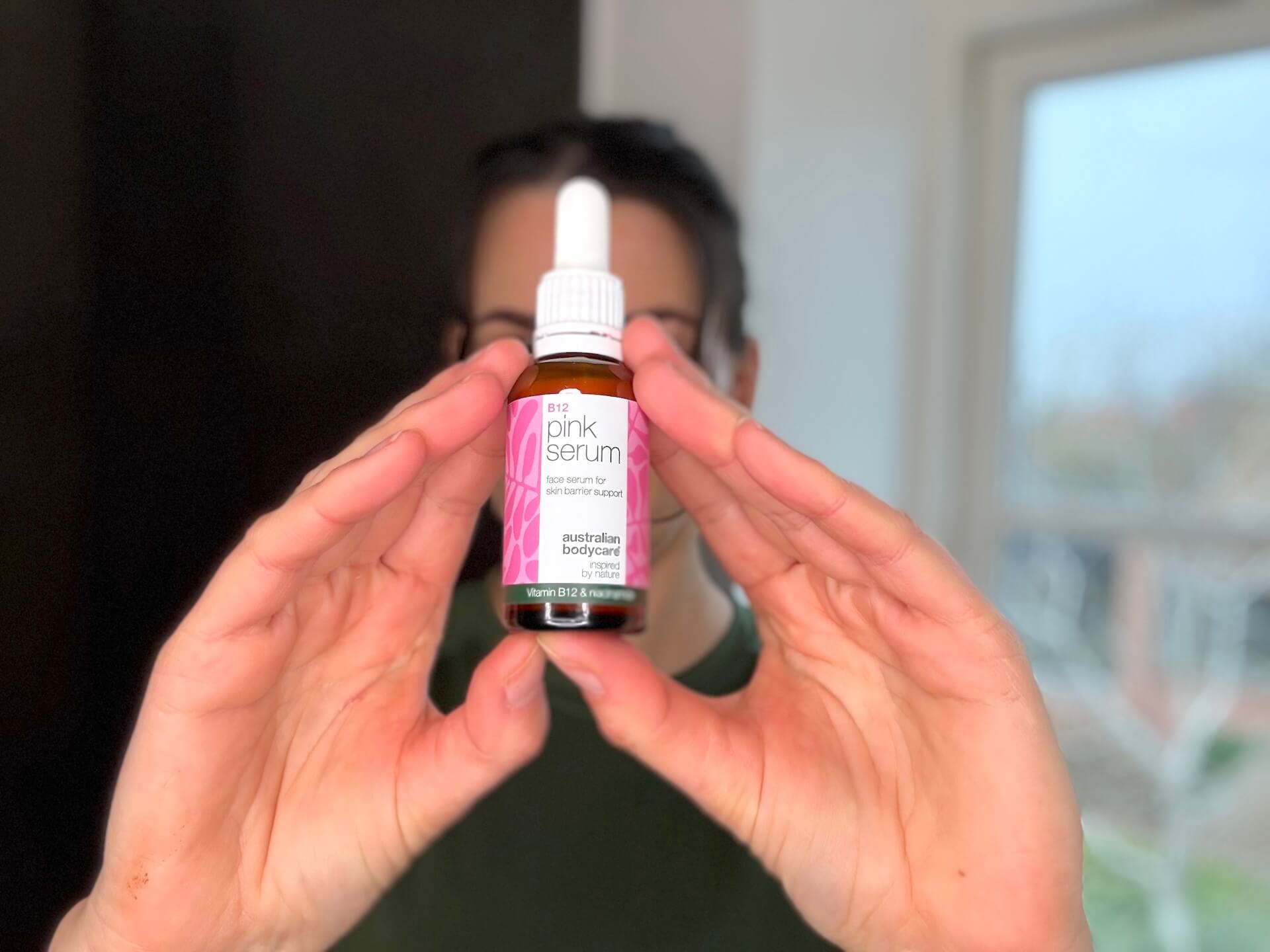 Kvinde med Australian Bodycare B12 Pink Serum
