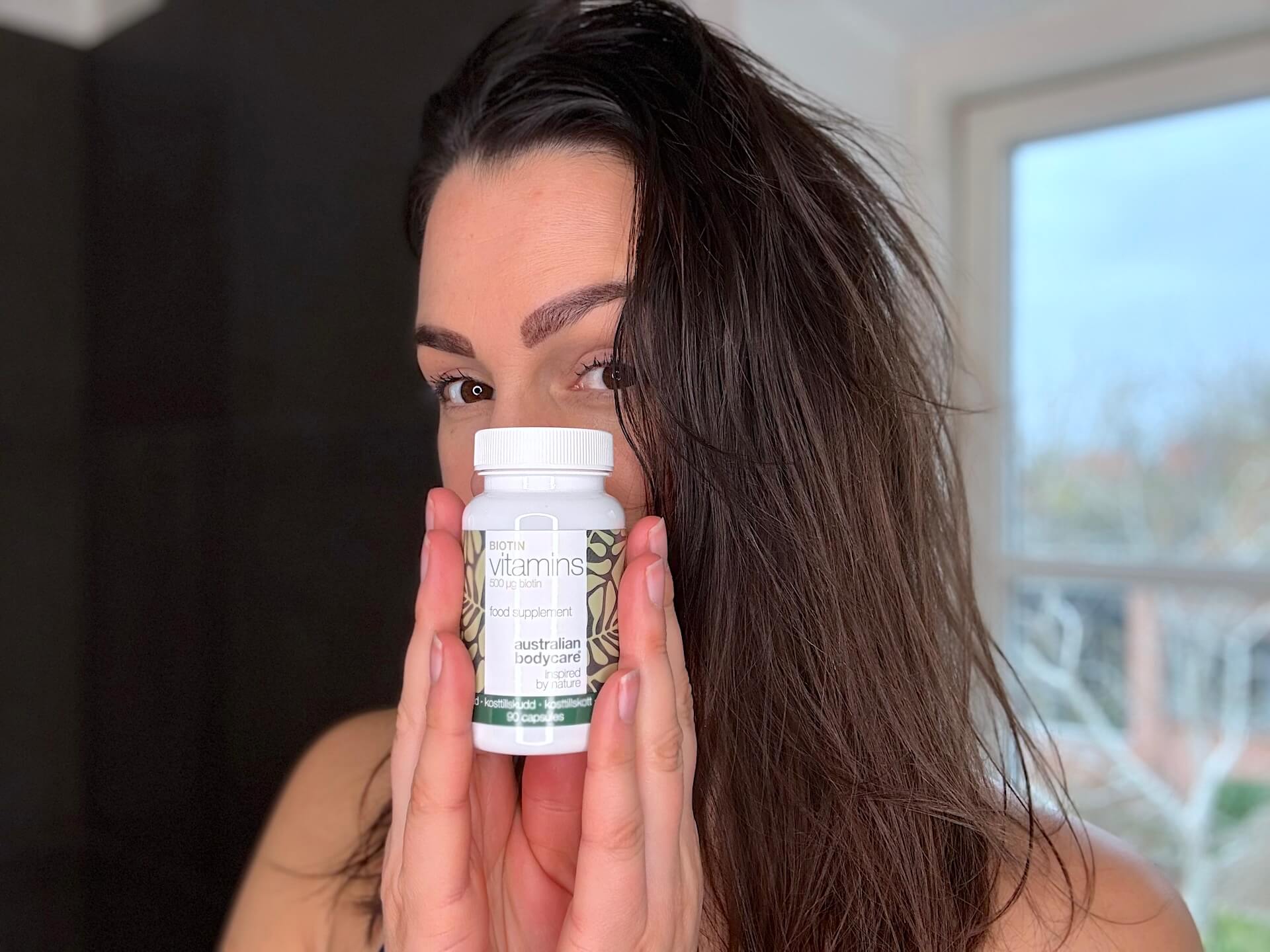 Kvinde med Australian Bodycare Biotin Vitamins
