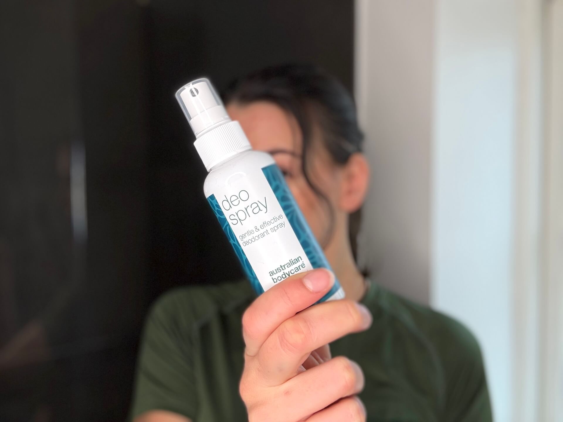 Kvinde med Australian Bodycare Deo Spray