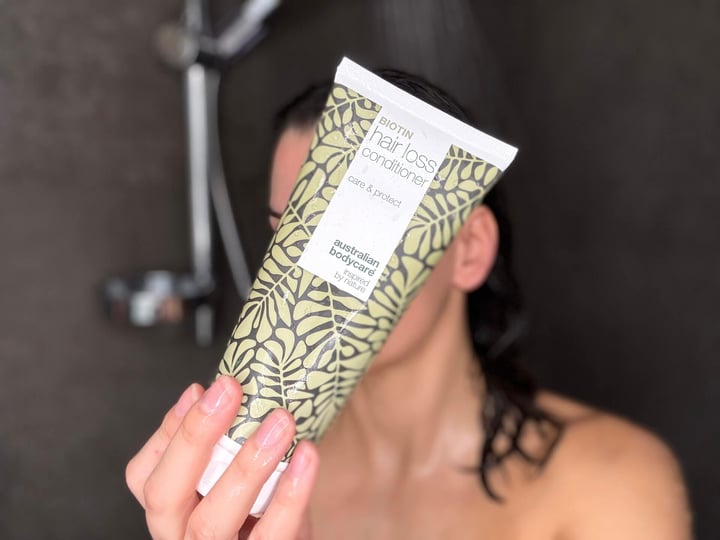 Kvinde med Australian Bodycare Hair Loss Conditioner i håret