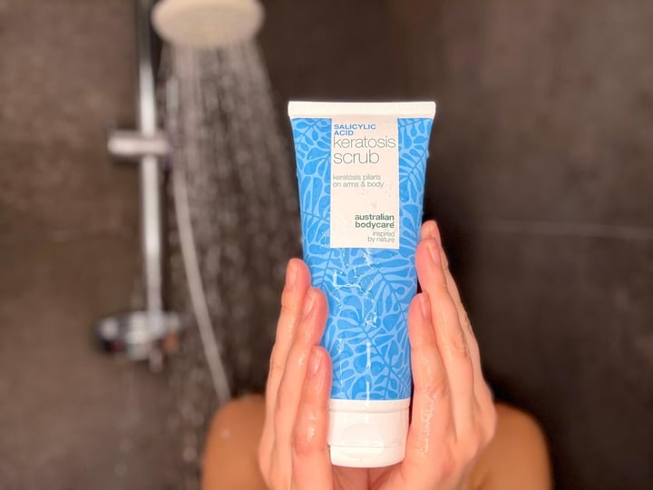Kvinde med Australian Bodycare Salicylic Acid Keratosis Scrub