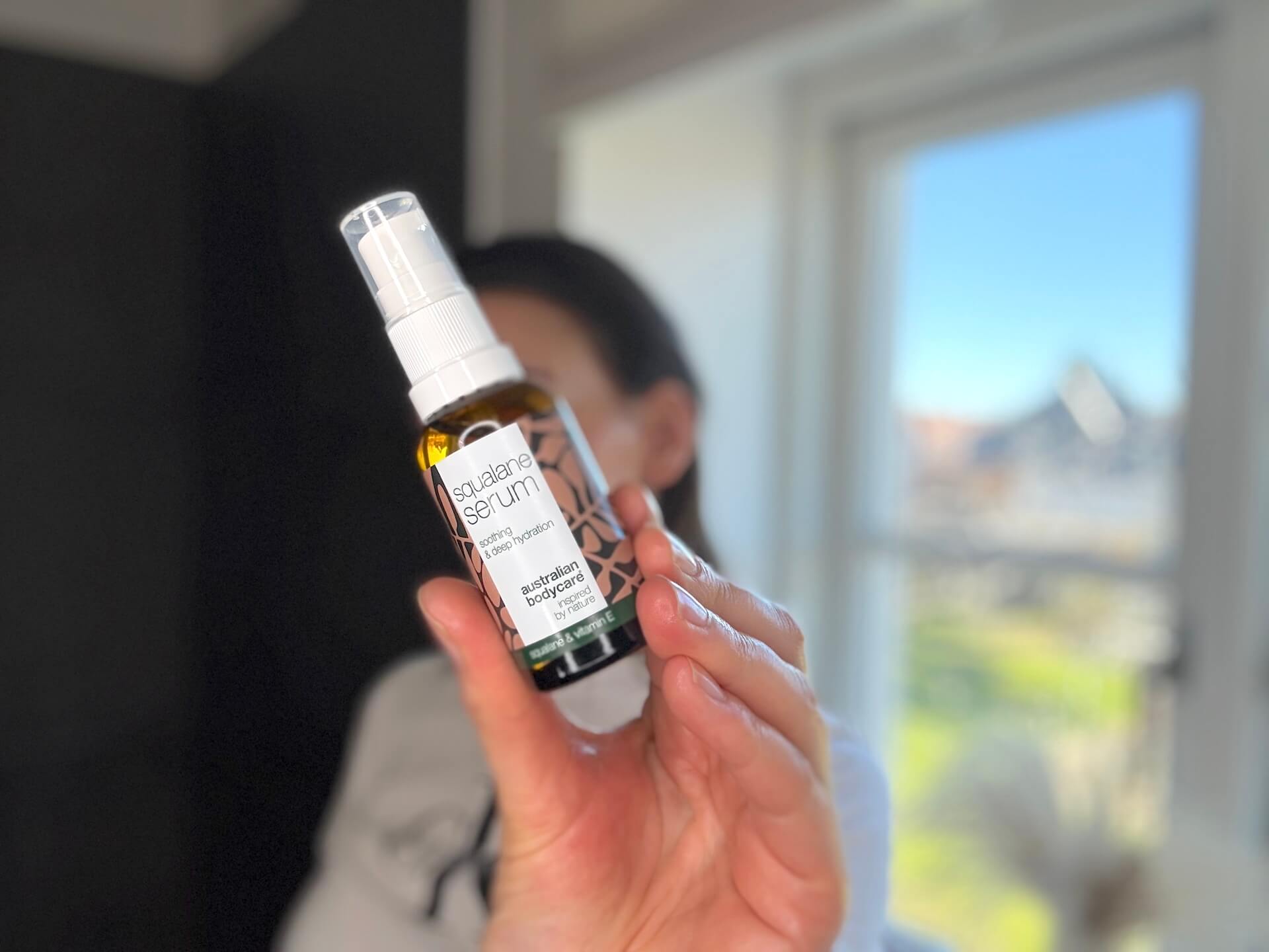 Kvinde med Australian Bodycare Squalane Serum
