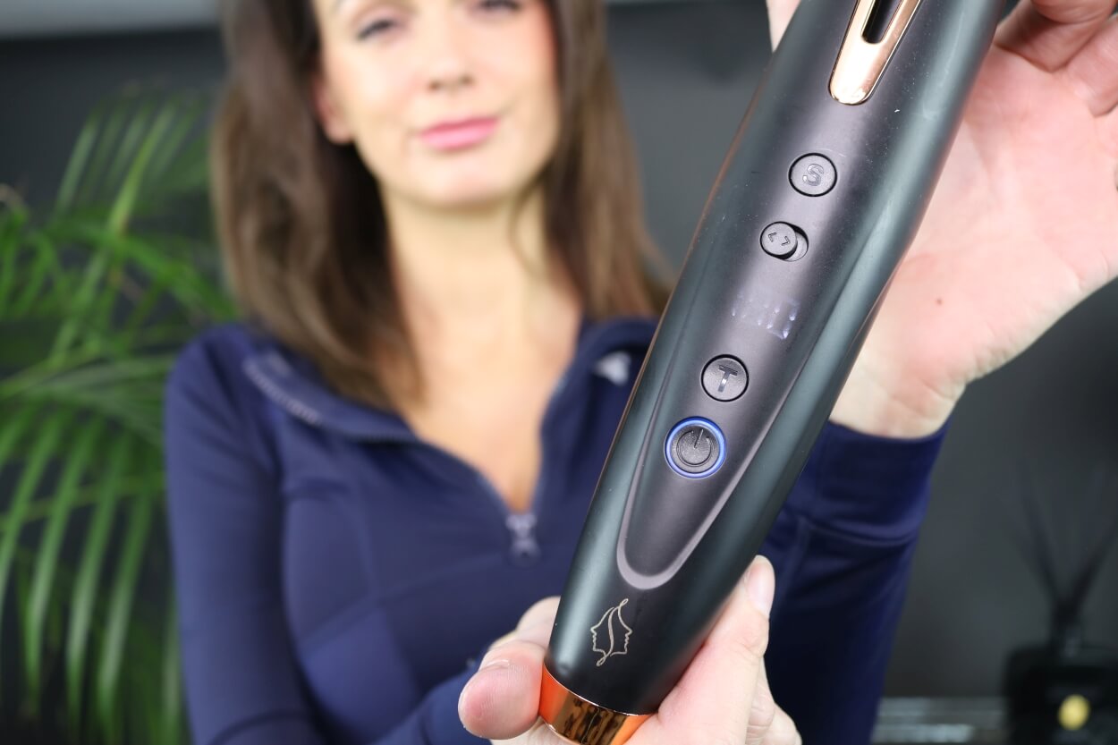 Kvinde med automatisk krøllejern fra Comforth