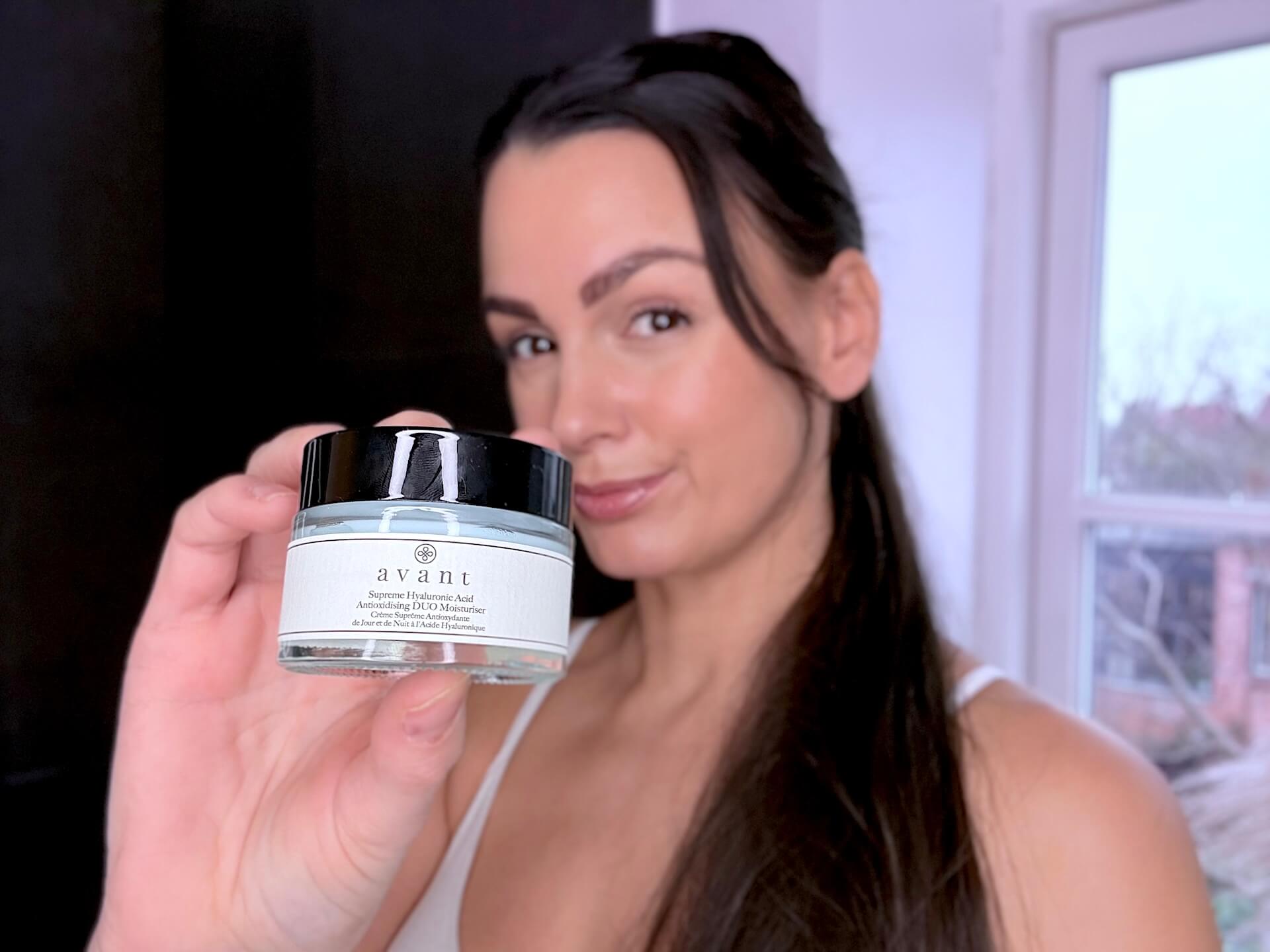 Kvinde med Avant Skincare Supreme Hyaluronic Acid Anti-Oxidising DUO Moisturiser