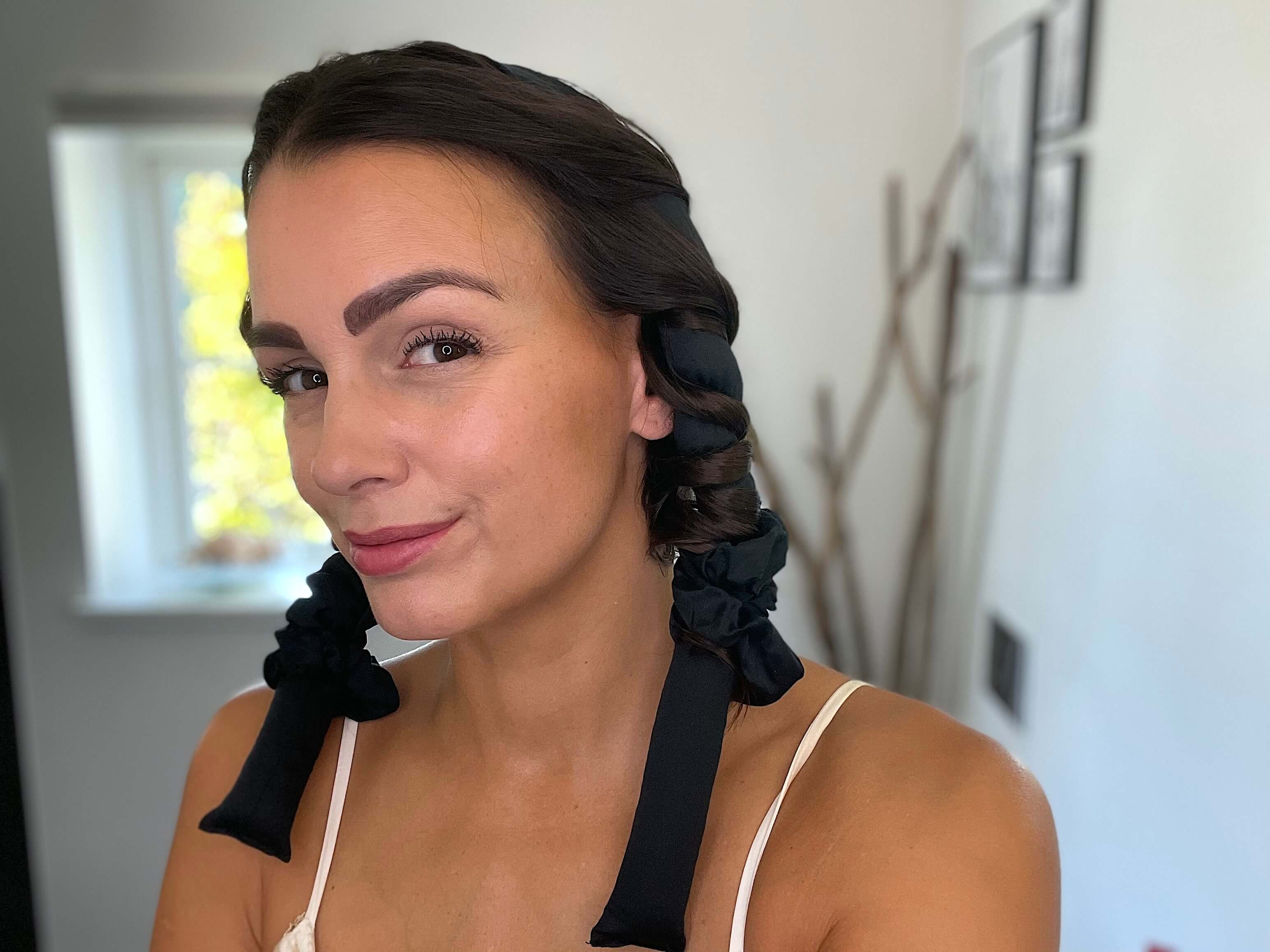 Kvinde med Bamboo Heatless Curls Kit i håret