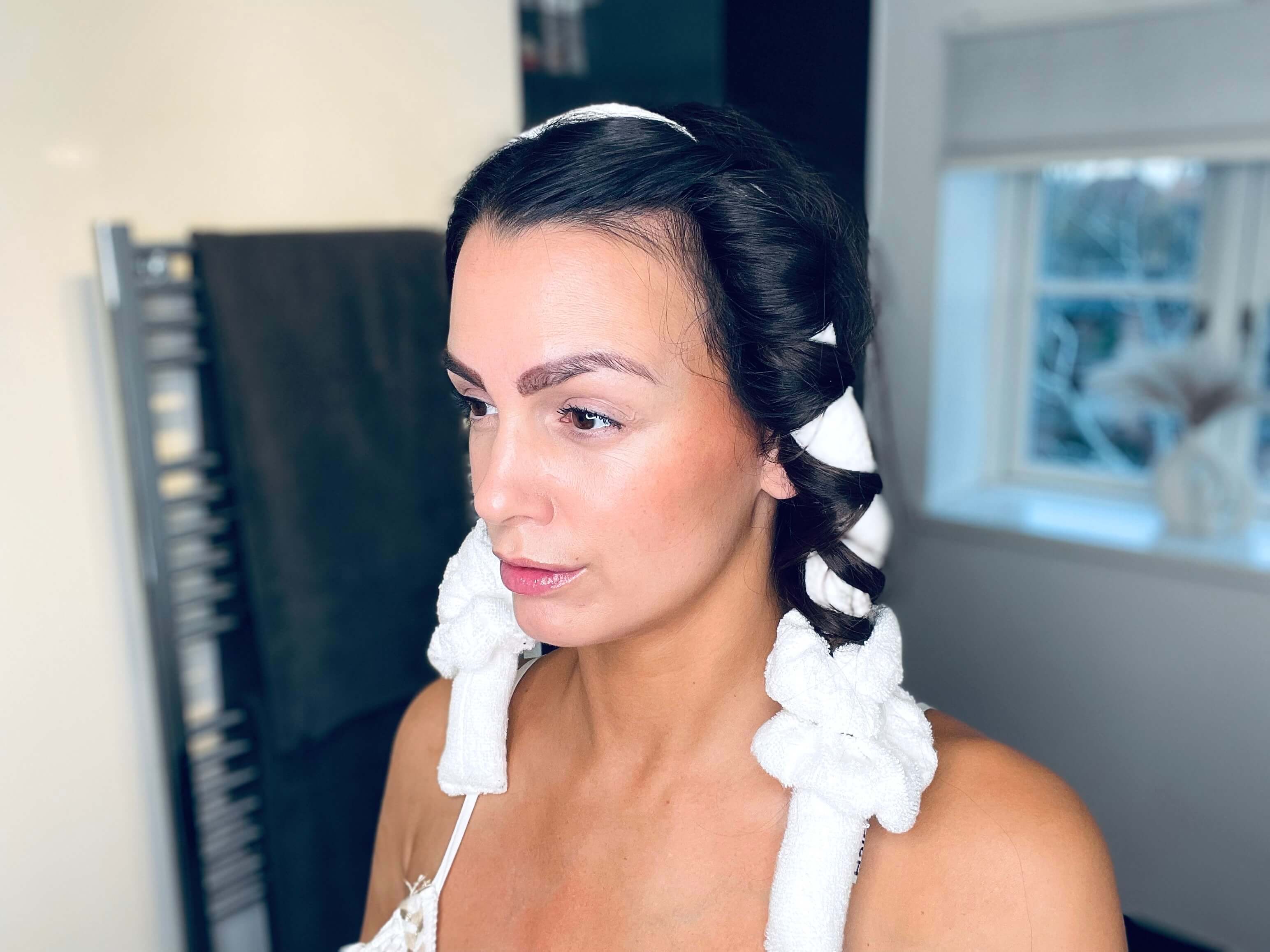 Kvinde med Bamboo Towel heatless curls kit fra Hairlust i håret