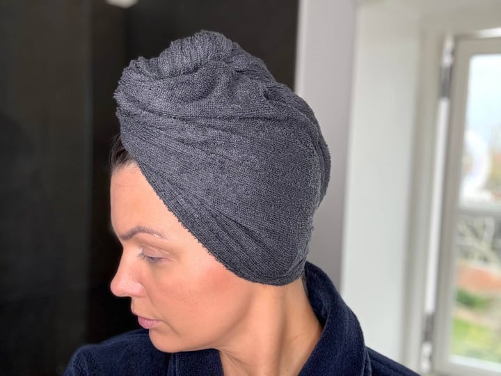 Kvinde med Bambuni Bambus Hårturban om håret