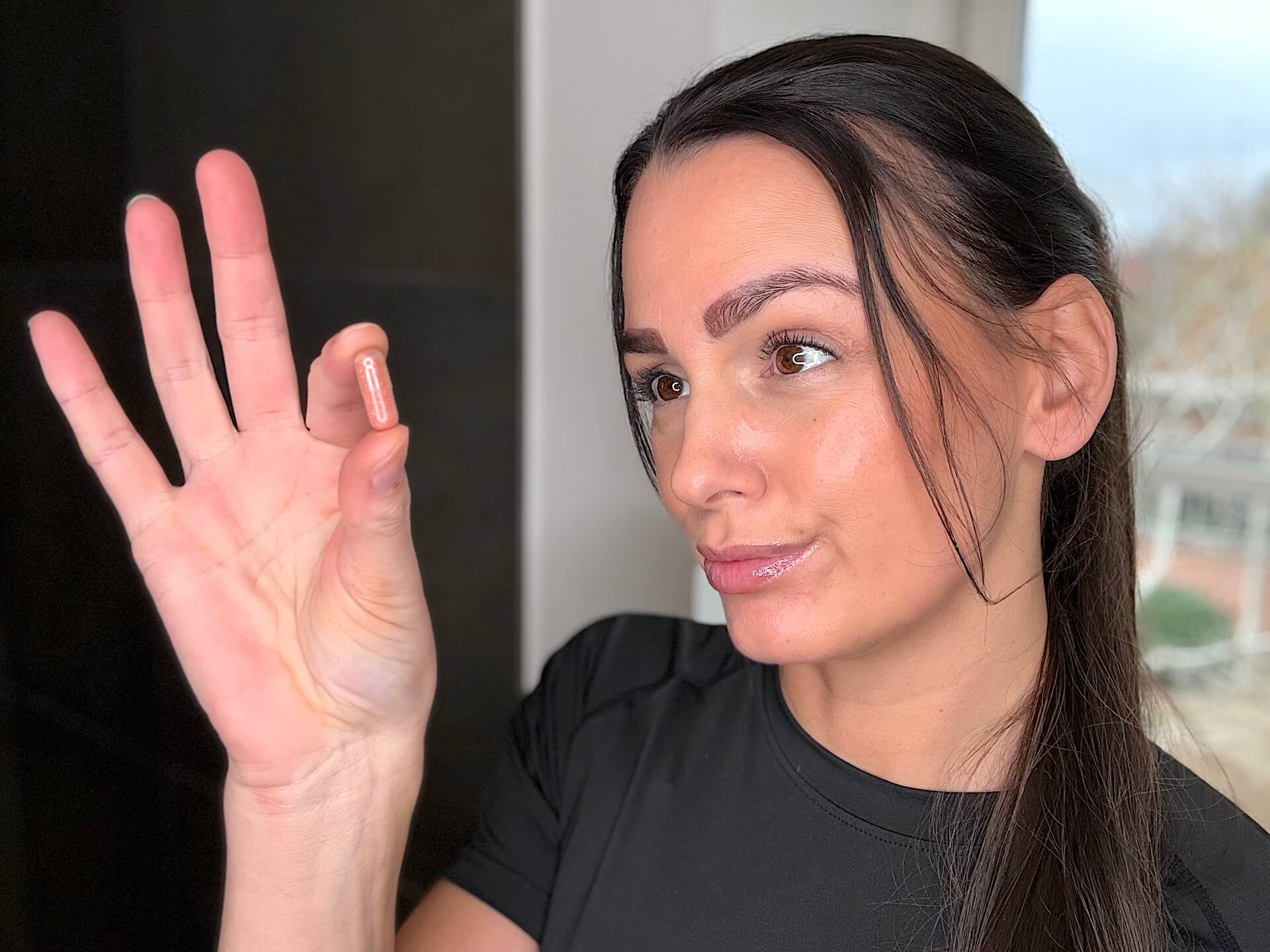Kvinde med Bodylab Beta-Carotene mellem fingre