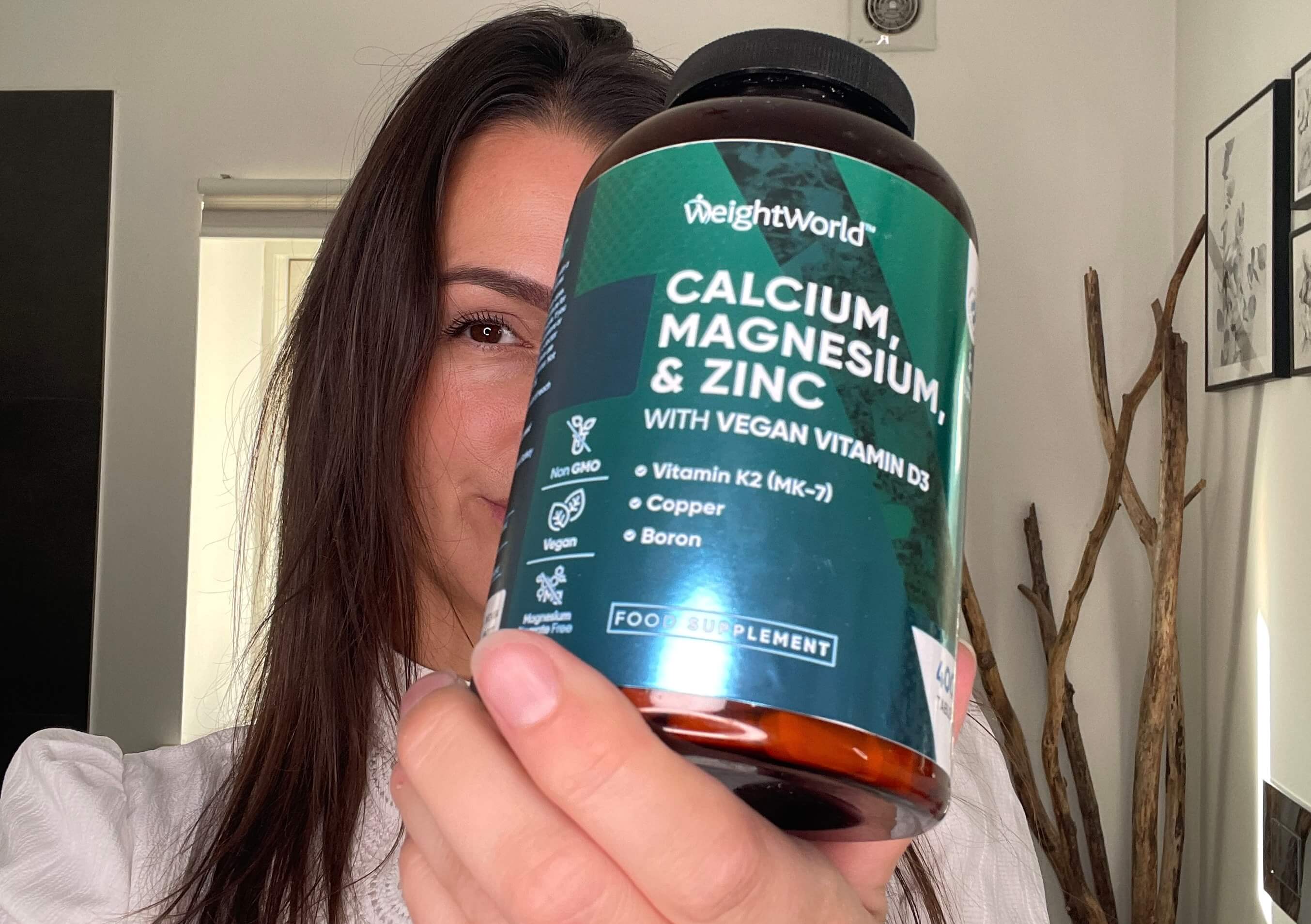 Kvinde med bøtte med Magnesium, Zink og D3-Vitamin i form af kalktabletter fra Weightworld