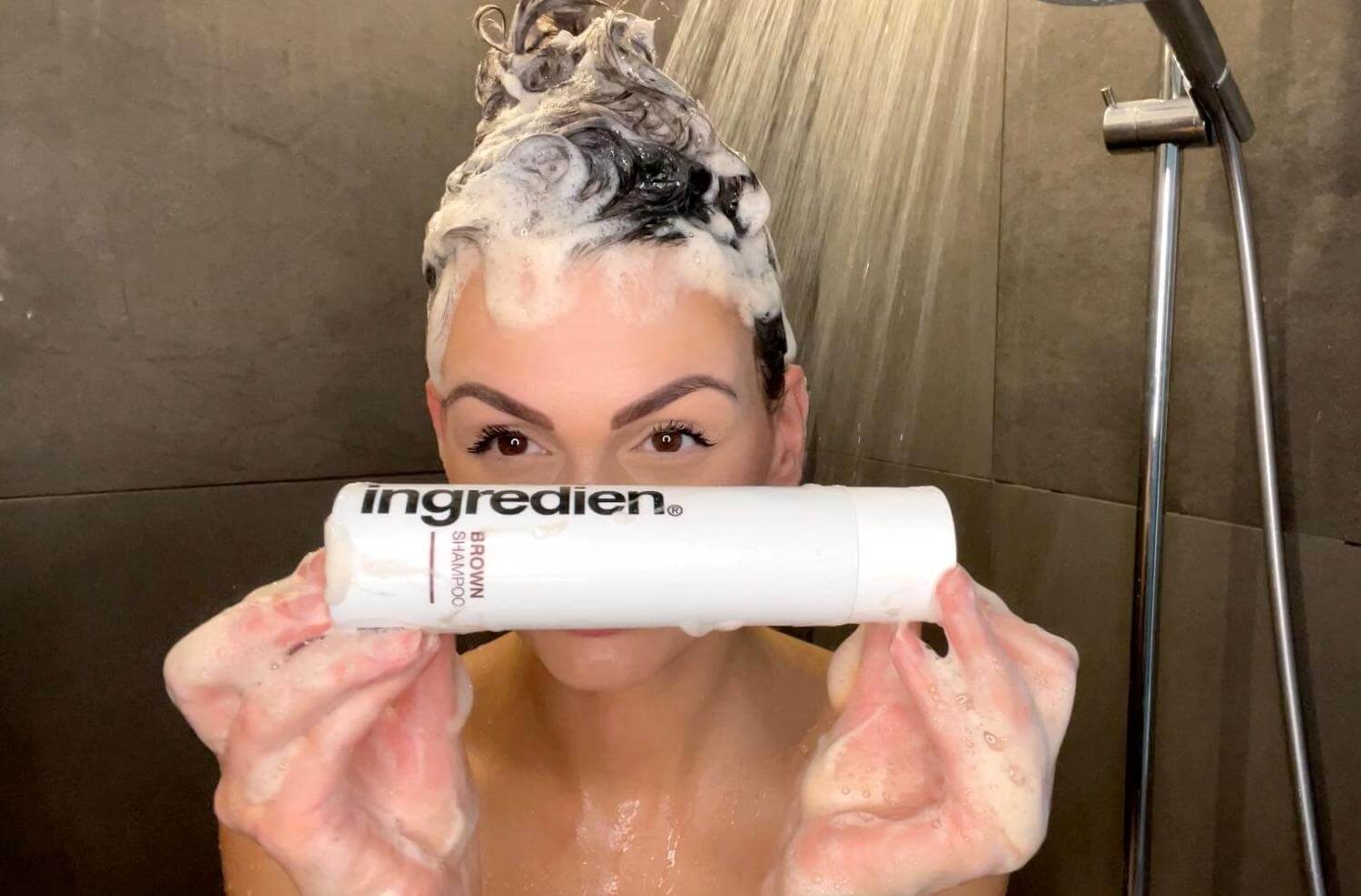 Kvinde med brown ingredien shampoo i håret der viser brown shampoo fra ingredien