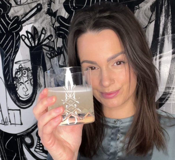 Kvinde med collagenpulver opløst i glas