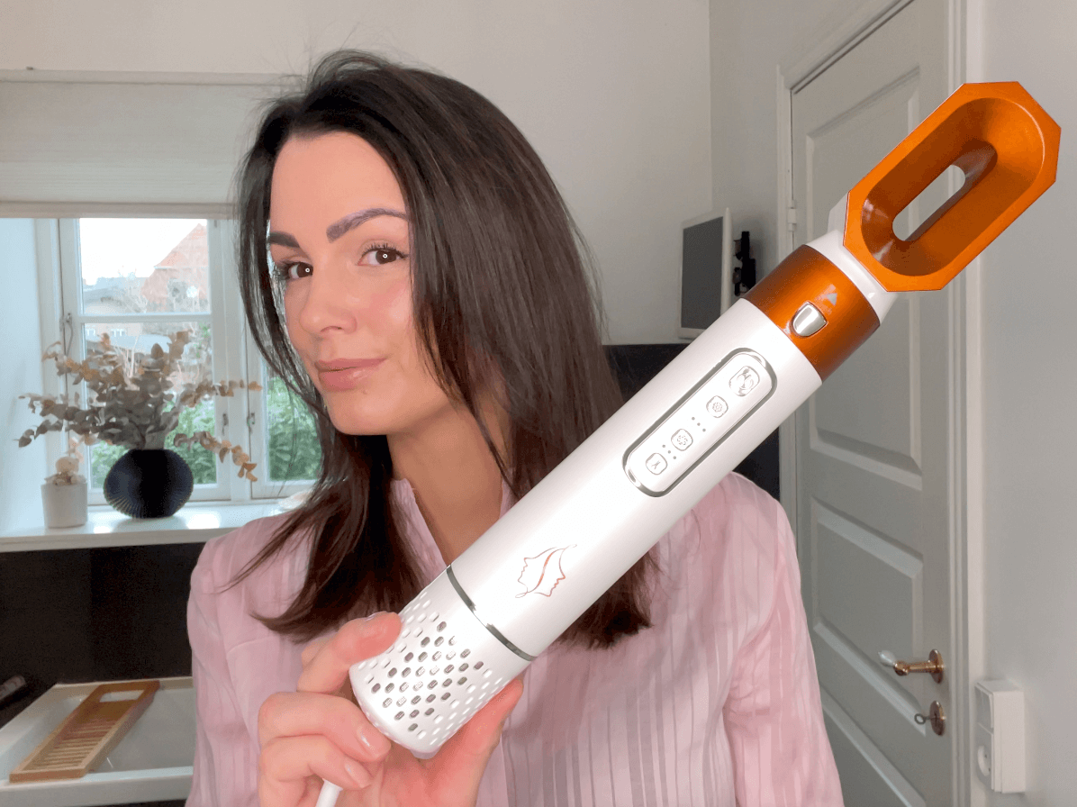 Kvinde med Comforth AirPro™ føntørre
