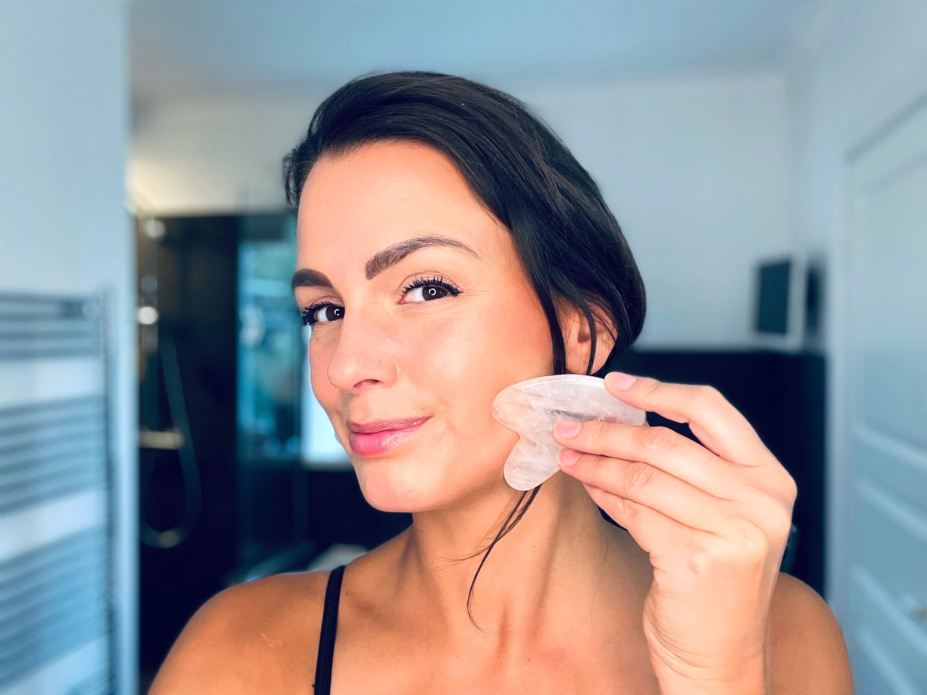 Kvinde med Comforth gua sha sten