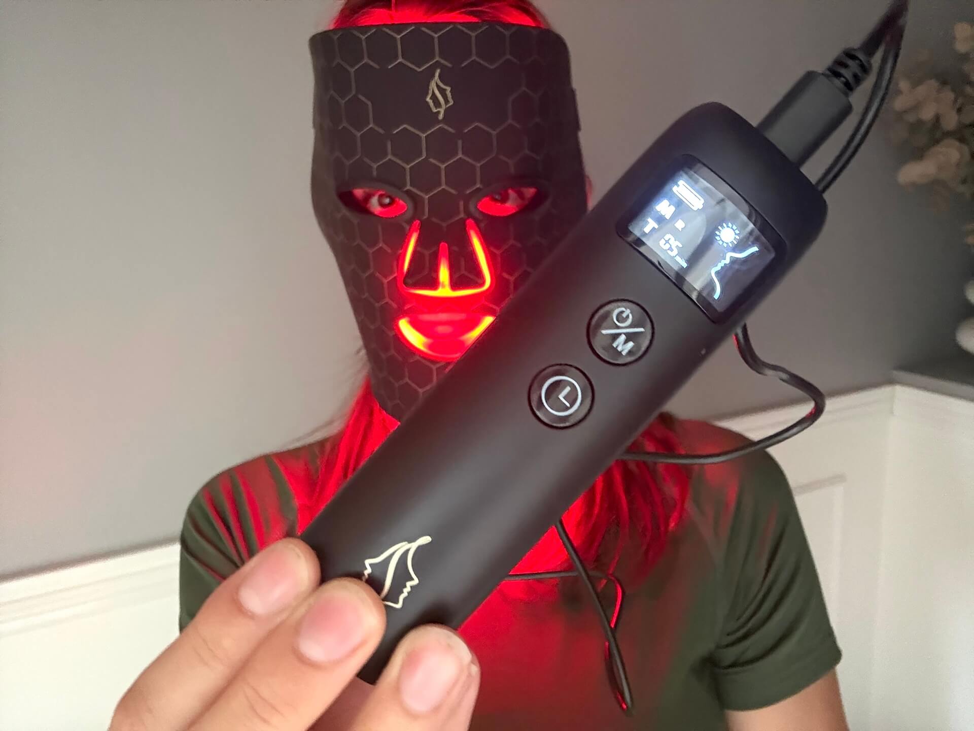 Kvinde med Comforth Light Pro på med fjernbetjening foran sig