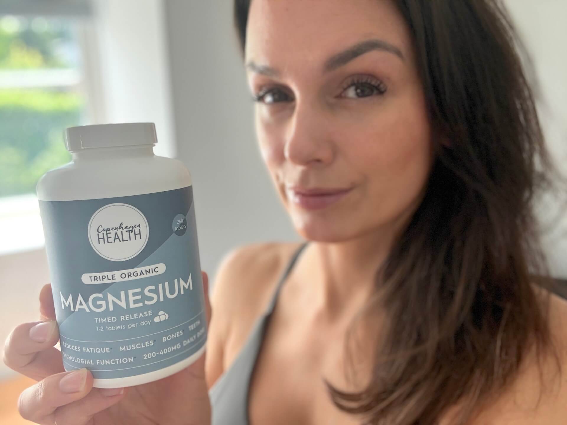 Kvinde med Copenhagen Health Triple Organic Magnesium