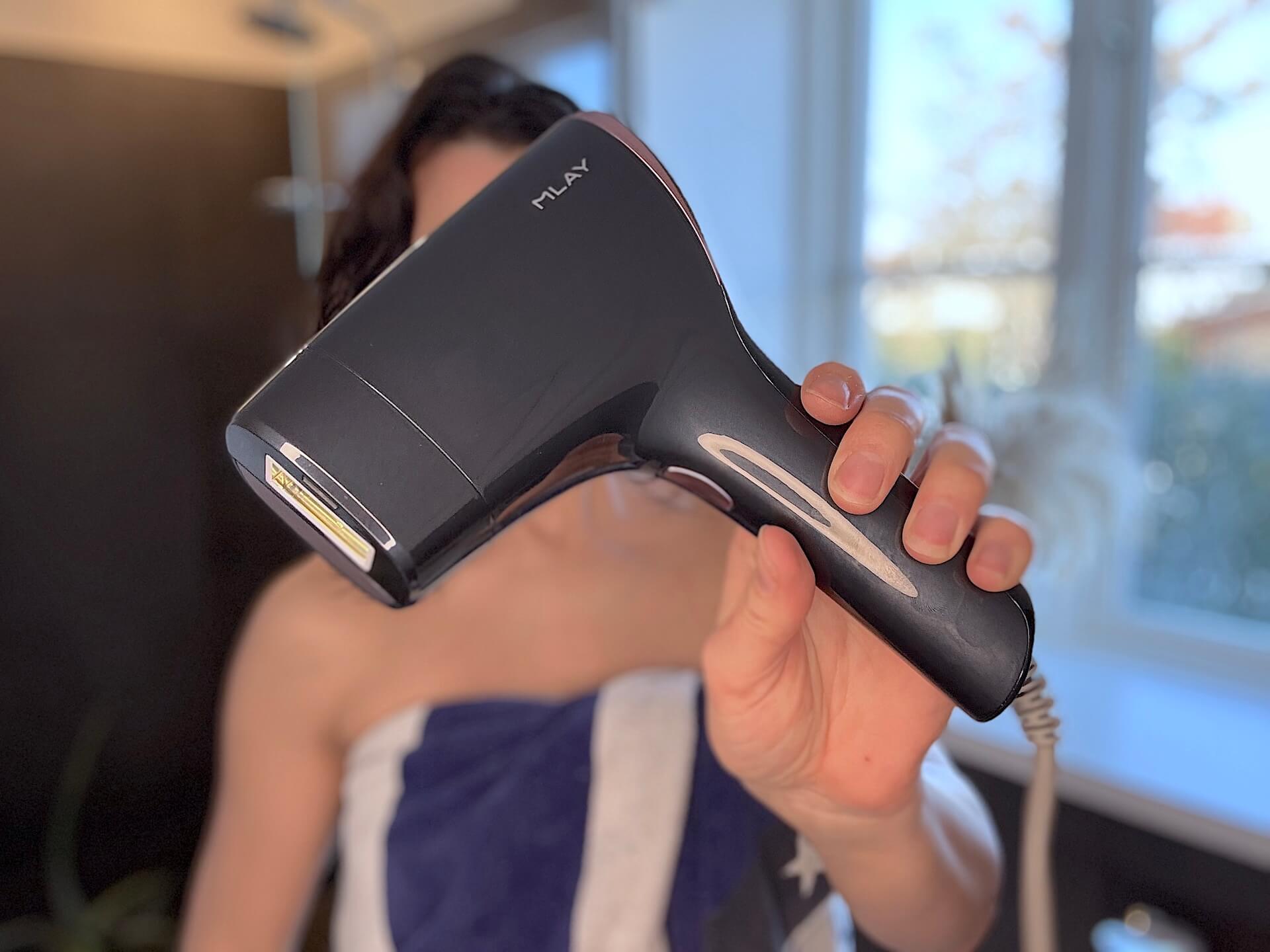 Kvinde med DeluxeCare IPL FastFlash