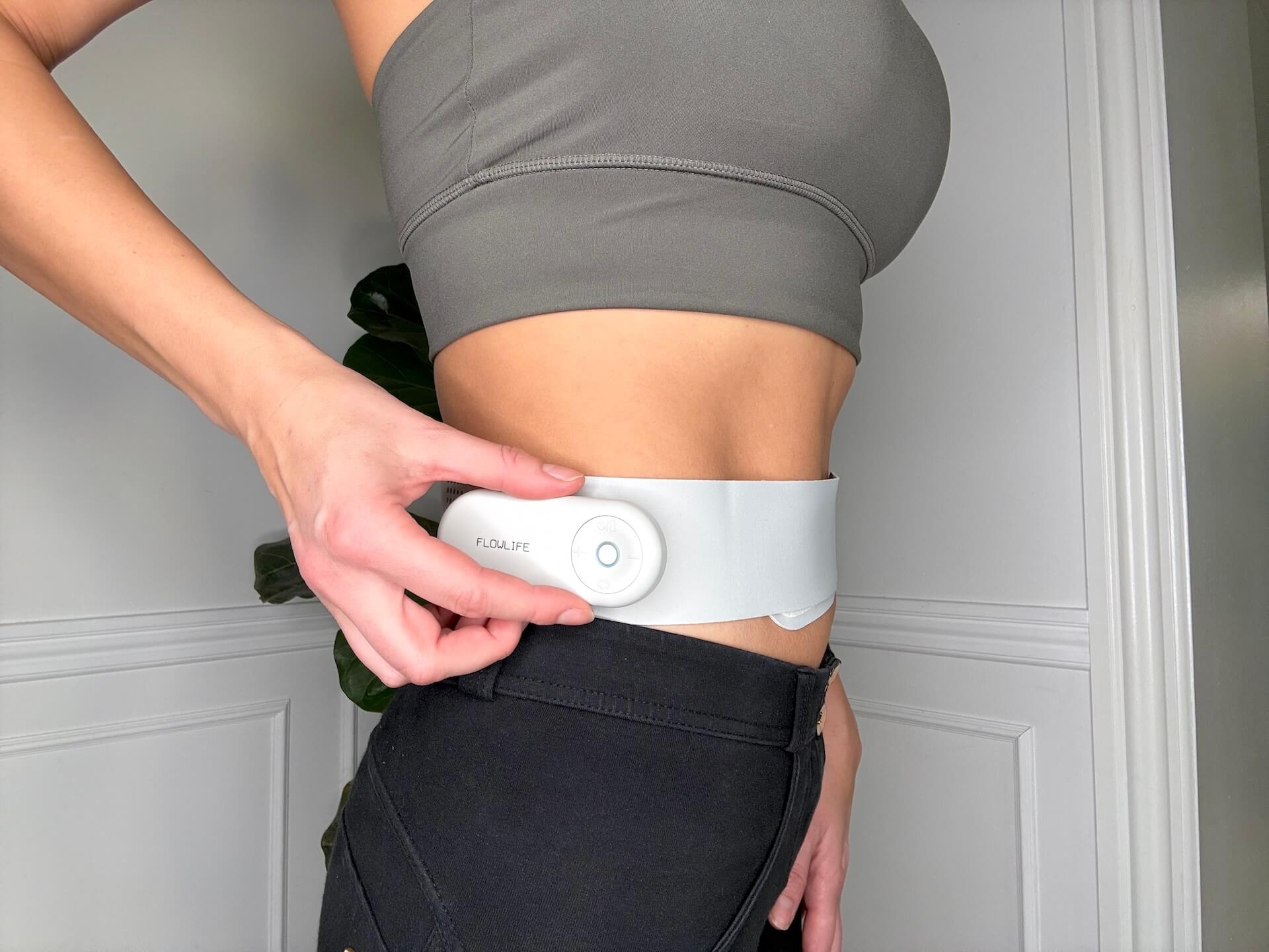 Kvinde med Flowlife Flowtens Belt på